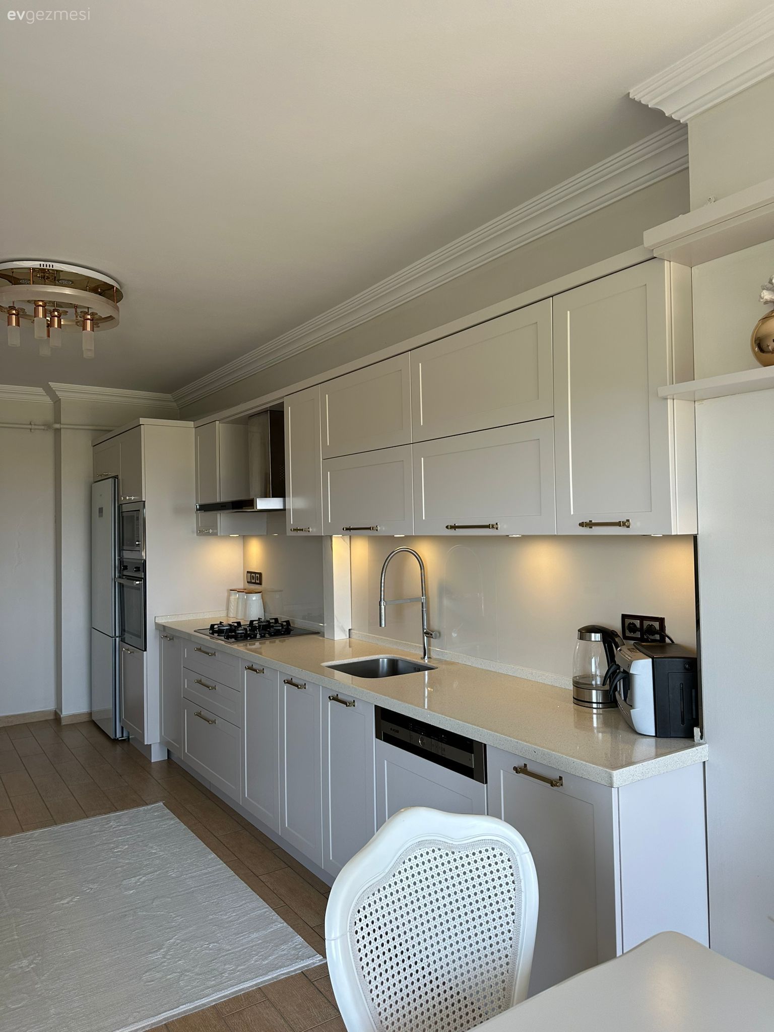 Bu Koridor Tipi Mutfağın Pencere Önünde Country Rüzgarı Esiyor!