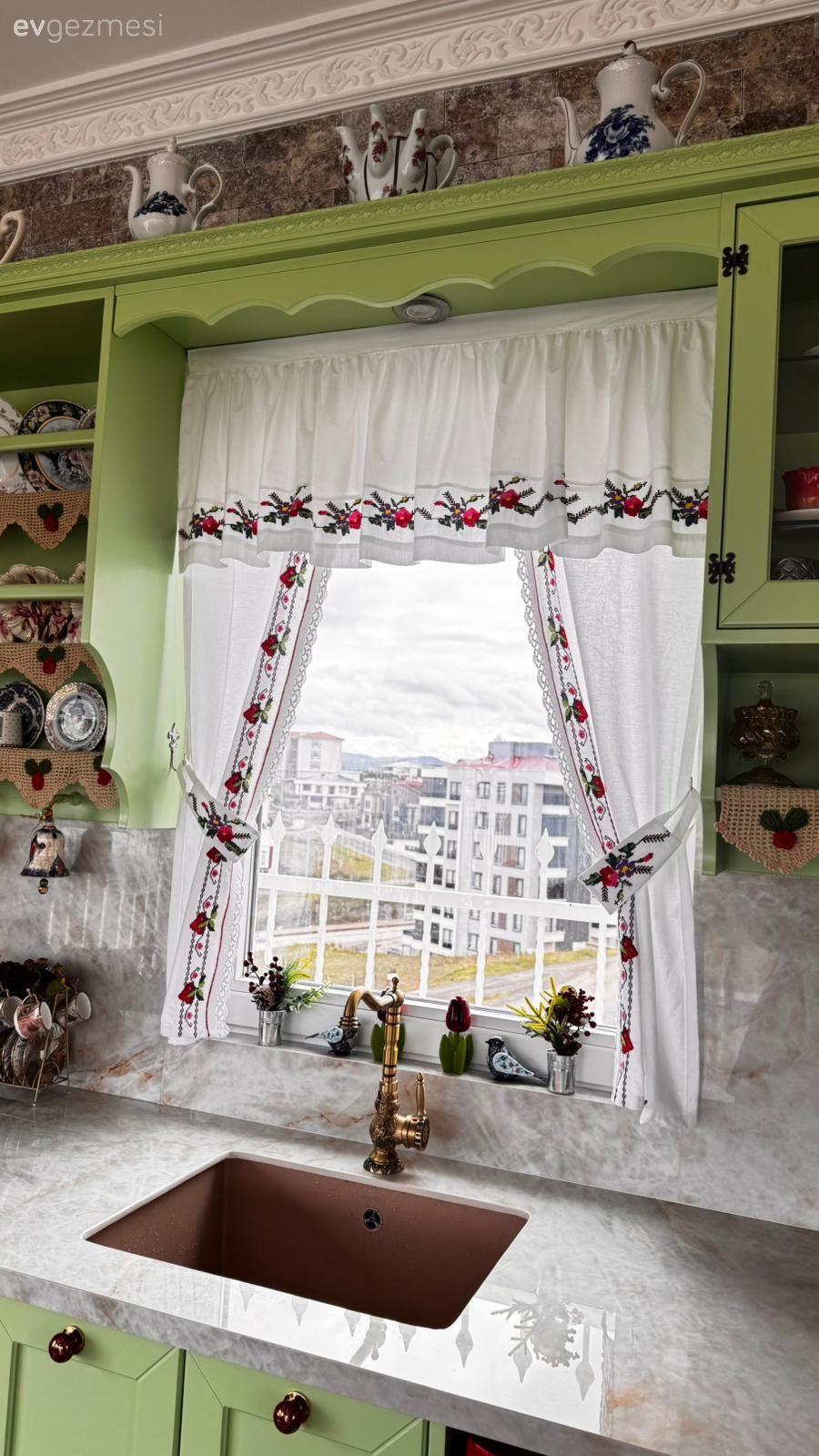 Rustik perde, Perde, Mutfak perdesi, Yeşil, Yeşil mutfak, Mutfak tezgahı, Mutfak, Mutfak tezgah arası, Eviye , Mutfak bataryası, Mutfak aksesuarları