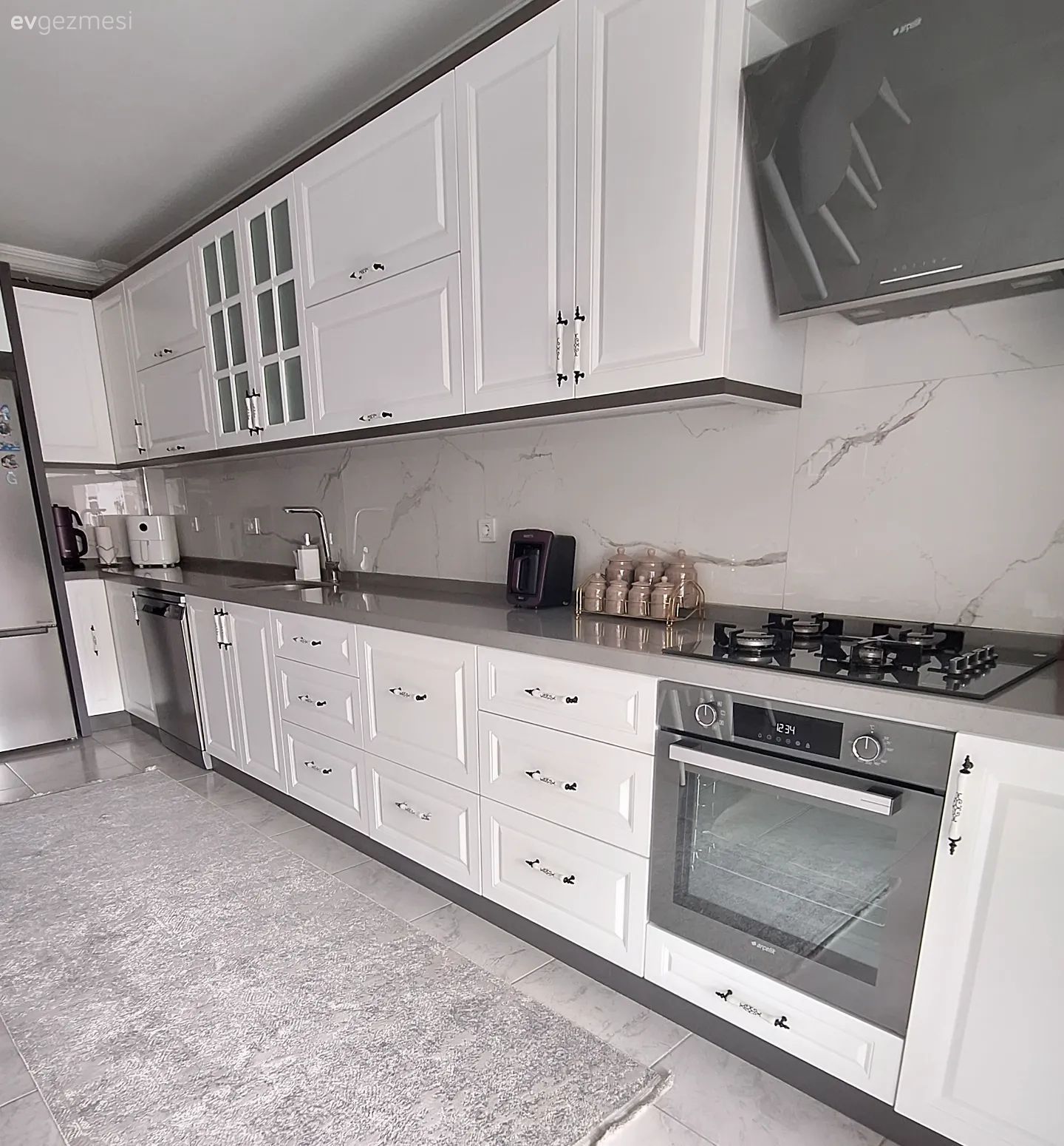 Mutfak, Beyaz, Beyaz mutfak, Gri, Shaker kapaklı dolaplar, Mutfak tezgahı, Mutfak tezgah arası, L-tipi mutfak, Mutfak zemin seramikleri, Mutfak aksesuarları, Ankastre, Davlumbaz
