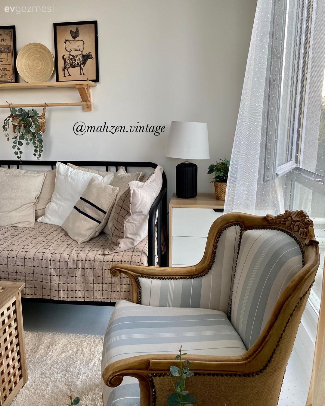 Salon, Country, Rustik, Beyaz, Krem, Kahverengi, Siyah, Sedir, Duvar rafı, Duvar dekorasyonu, Abajur, Aydınlatma, Berjer, Halı, Orta sehpa, Sehpa, Tül perde, Perde
