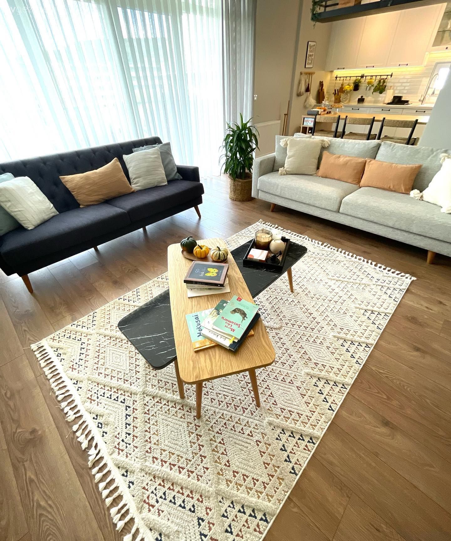 Salon, İskandinav, Modern, Beyaz, Antrasit  , Hardal, Koltuk takımı, Ev bitkisi, Tül perde, Perde, Halı, Salon halısı, Orta sehpa, Sehpa, Kırlent, Ev tekstili, Parke