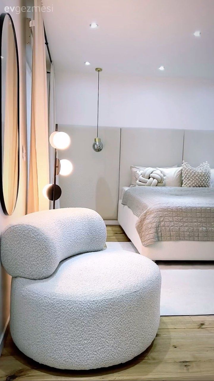 Beyaz ve Siyahı Seven Bu Evde Keskin Hatlara da Yer Var Kıvrımlara da!