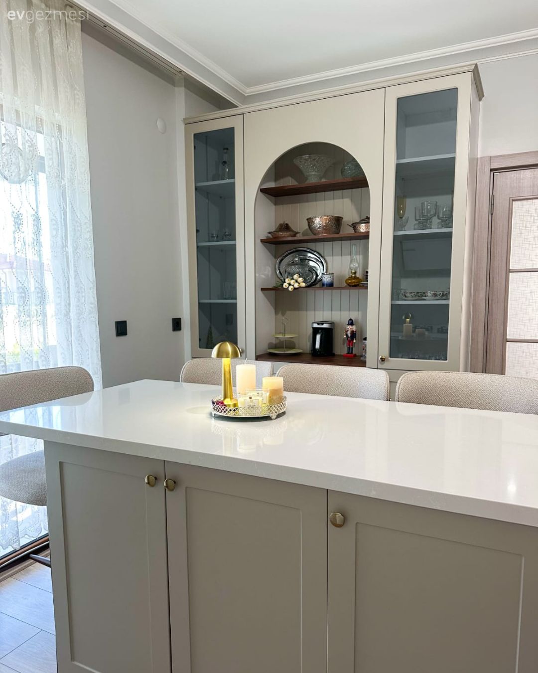 Mutfak masası, Beyaz, Bej, Krem, Ada mutfak, Mutfak, Kahve köşesi, Mutfak aksesuarları, Mutfak sandalyesi, Cam kapaklı dolap, Modern, Ekstra mutfak dolabı, Mutfak tülü, Mutfak perdesi
