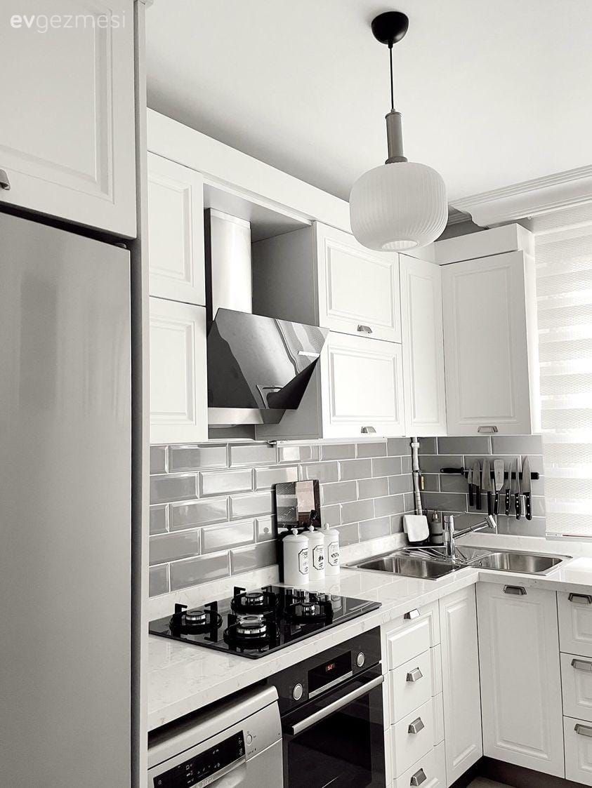 Mutfak, Beyaz, Beyaz mutfak, Siyah, Mutfak tezgahı, Mutfak tezgah arası, Tezgah arası seramik, Gri, Metro seramik, Seramik, Ankastre, Davlumbaz, Avize, Aydınlatma, Mutfak Avize Modelleri