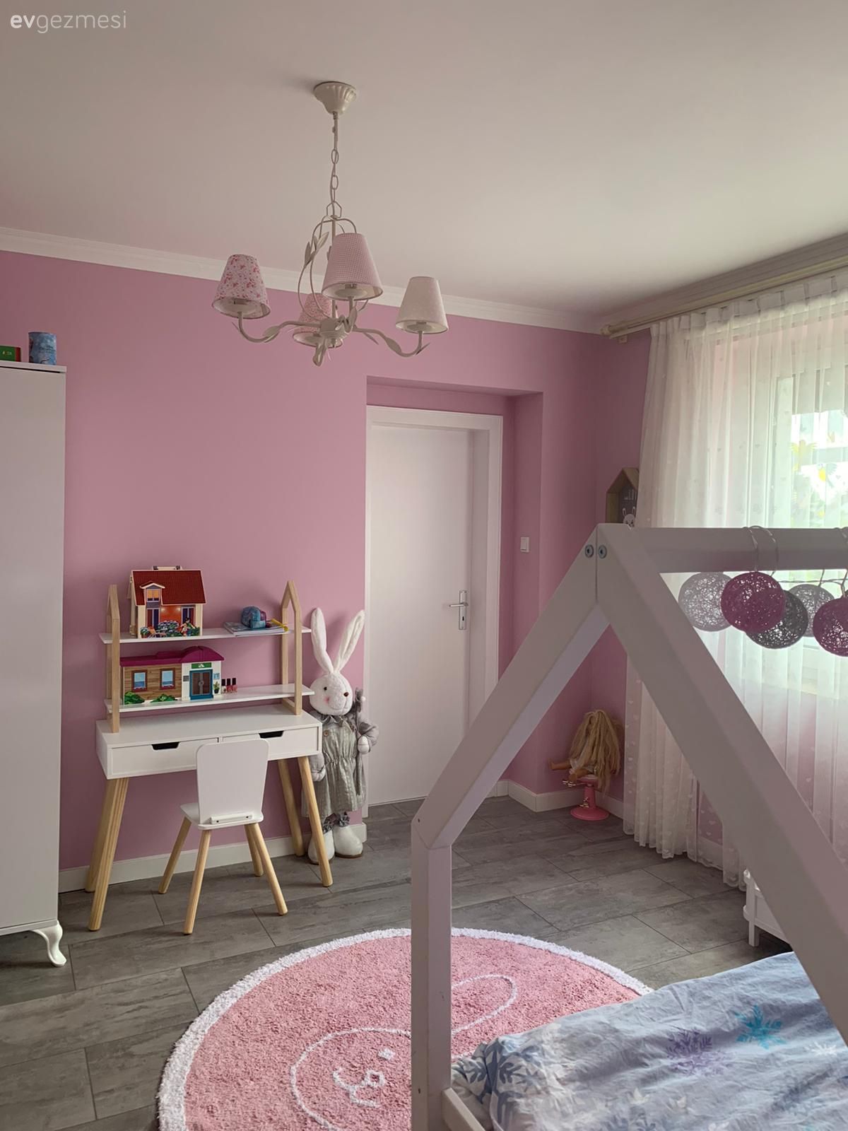 Çocuk Odası, Beyaz, Pudra pembe, Çocuk odası çalışma masası, Çocuk odası aydınlatması, Çocuk odası halısı, Tül perde, Perde