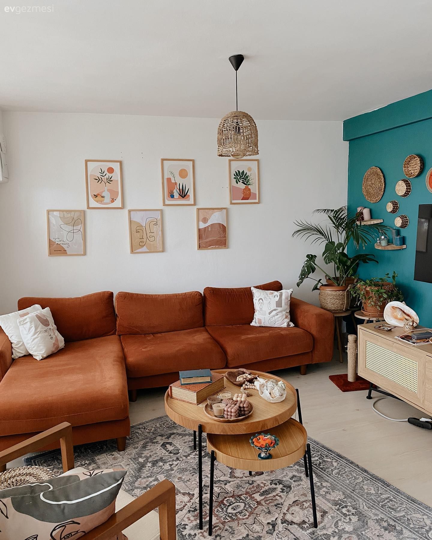 Salon, Eklektik, Rustik, Yanık turuncu, Yeşil duvar, Çerçeve, Berjer, Krem, Kahverengi, Kırlent, Ev tekstili, Beyaz, Fon perde, Perde, Mutfak, Tül perde, Orta sehpa, Sehpa, Tv ünitesi, Tv ünitesi aksesuarları, Ev Aksesuar, Sandalye, Yemek masası, Vazo, Hasır avize, Bohem Dekorasyon, Köşe koltuk, Koltuk takımı