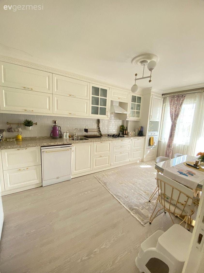 Avangart Stilin Hakim Olduğu Bu Evde Işıltı Pek Seviliyor!