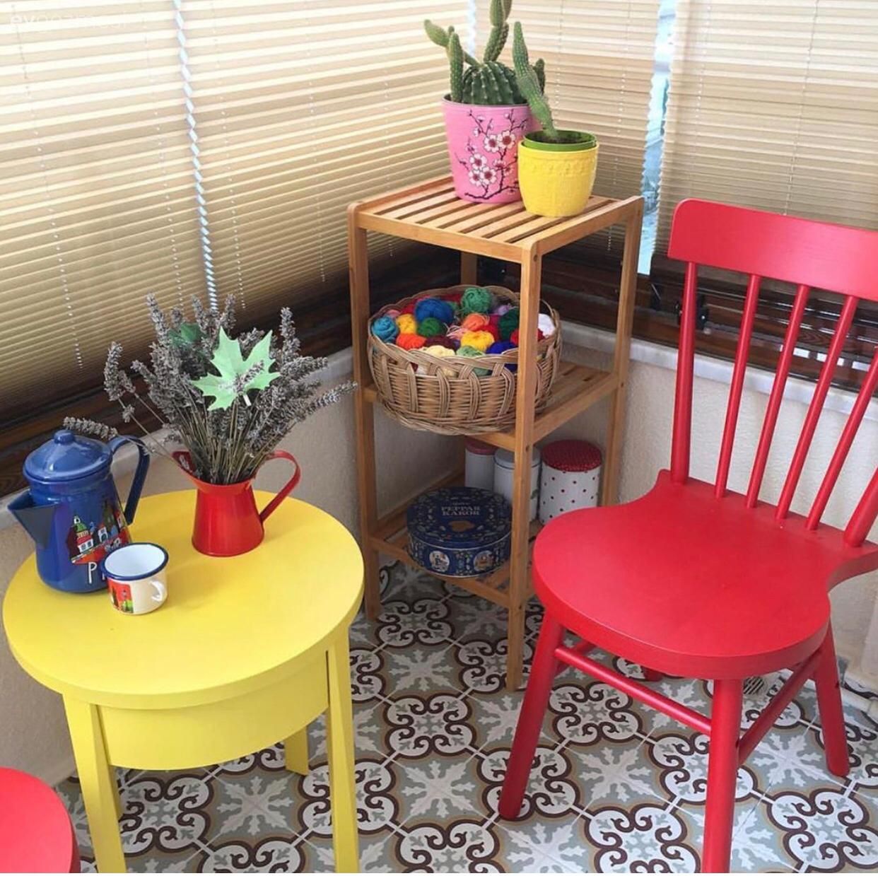 Balkon, Kırmızı, Yeşil, Ahşap Mobilya, Balkon masası, Sandalye, Balkon zemini, Sarı, Sehpa