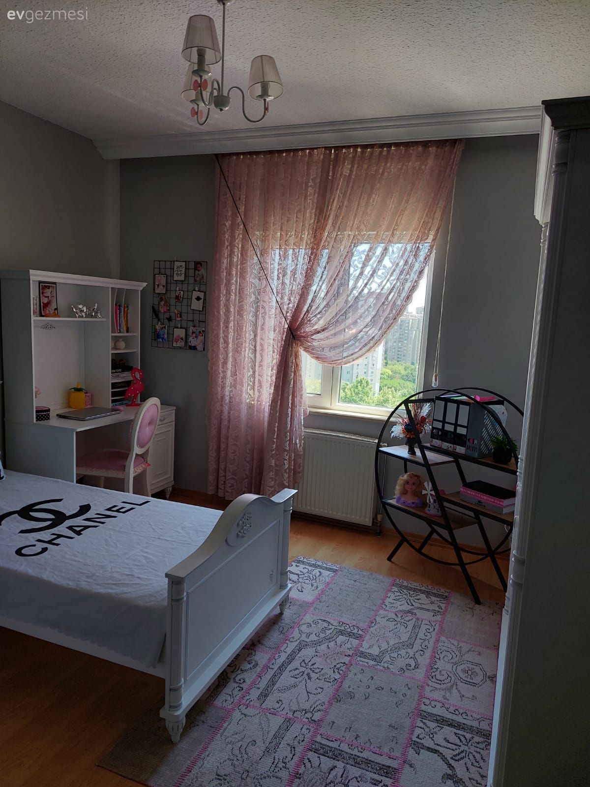 Çocuk Odası, Beyaz, Siyah, Tablo, Duvar dekorasyonu, Komodin, Gri duvar, Makyaj masası, Sandalye, Genç odası