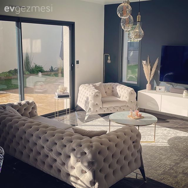 Salon, Modern, Antrasit duvar, Beyaz, Gri, Tv ünitesi, Tv ünitesi aksesuarları, Ev Aksesuar, Berjer, Modern chesterfield, Orta sehpa, Sehpa, Halı, Salon halısı, Avize, Aydınlatma