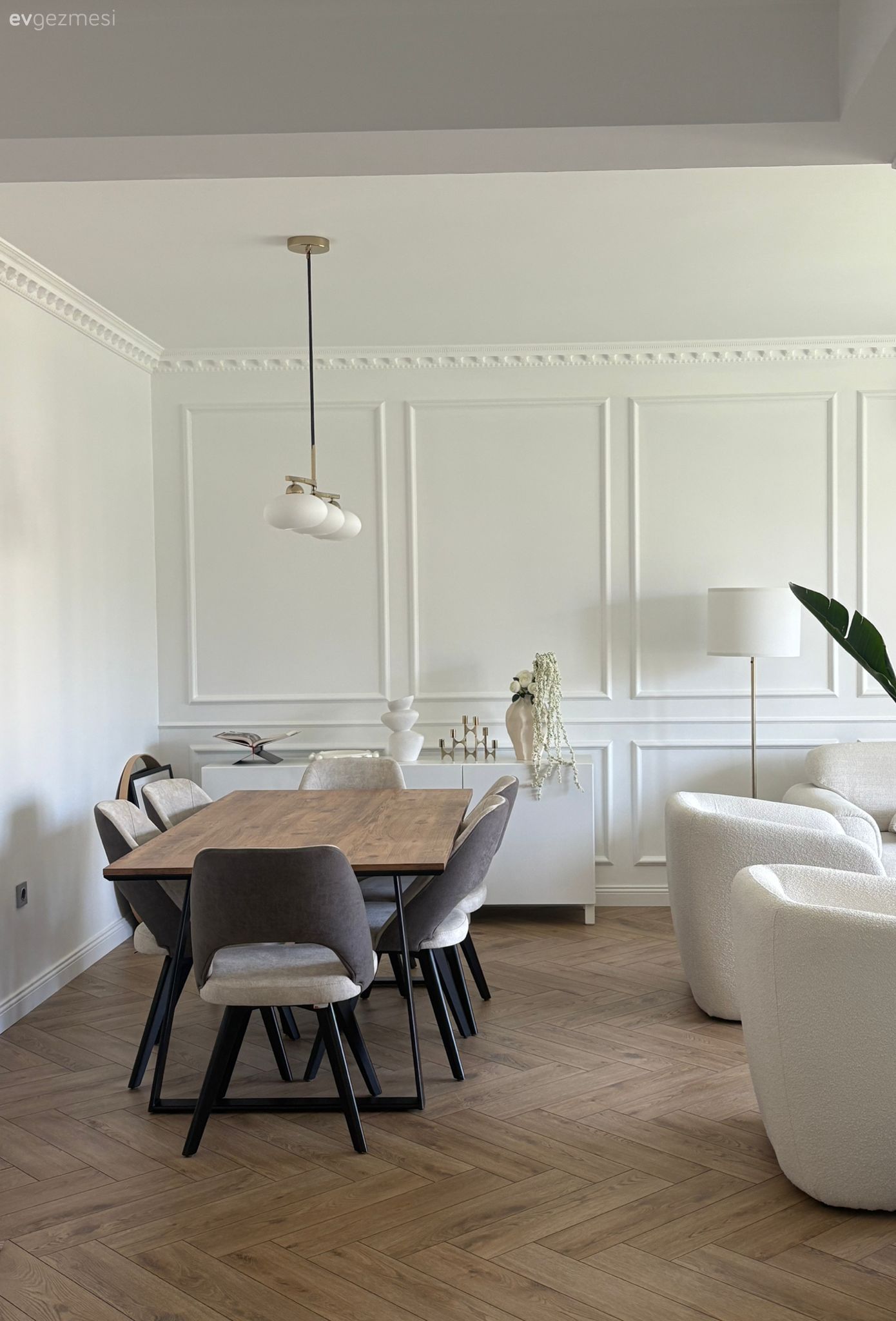 Bu Zarif Evde Duvar Çıtalarına Ayrı Bir Önem Verilmiş