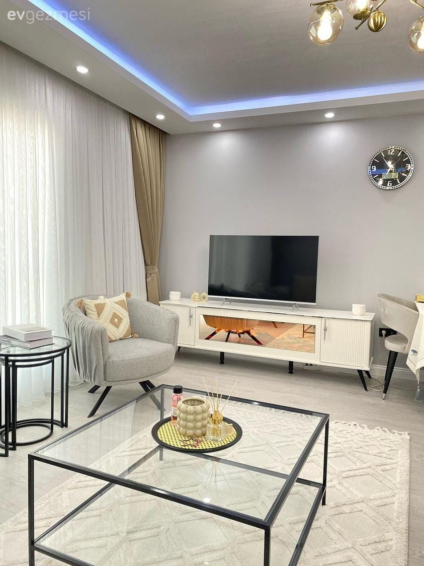 Salon, Modern, Beyaz, Siyah, Fon perde, Perde, Tül perde, Tv ünitesi, Tv ünitesi aksesuarları, Ev Aksesuar, Berjer, Yan sehpa, Sehpa, Halı, Salon halısı, Cam orta sehpa, Orta sehpa, Kırlent, Ev tekstili, Spot aydınlatma, Aydınlatma, Led aydınlatma, Avize, Salon avizesi