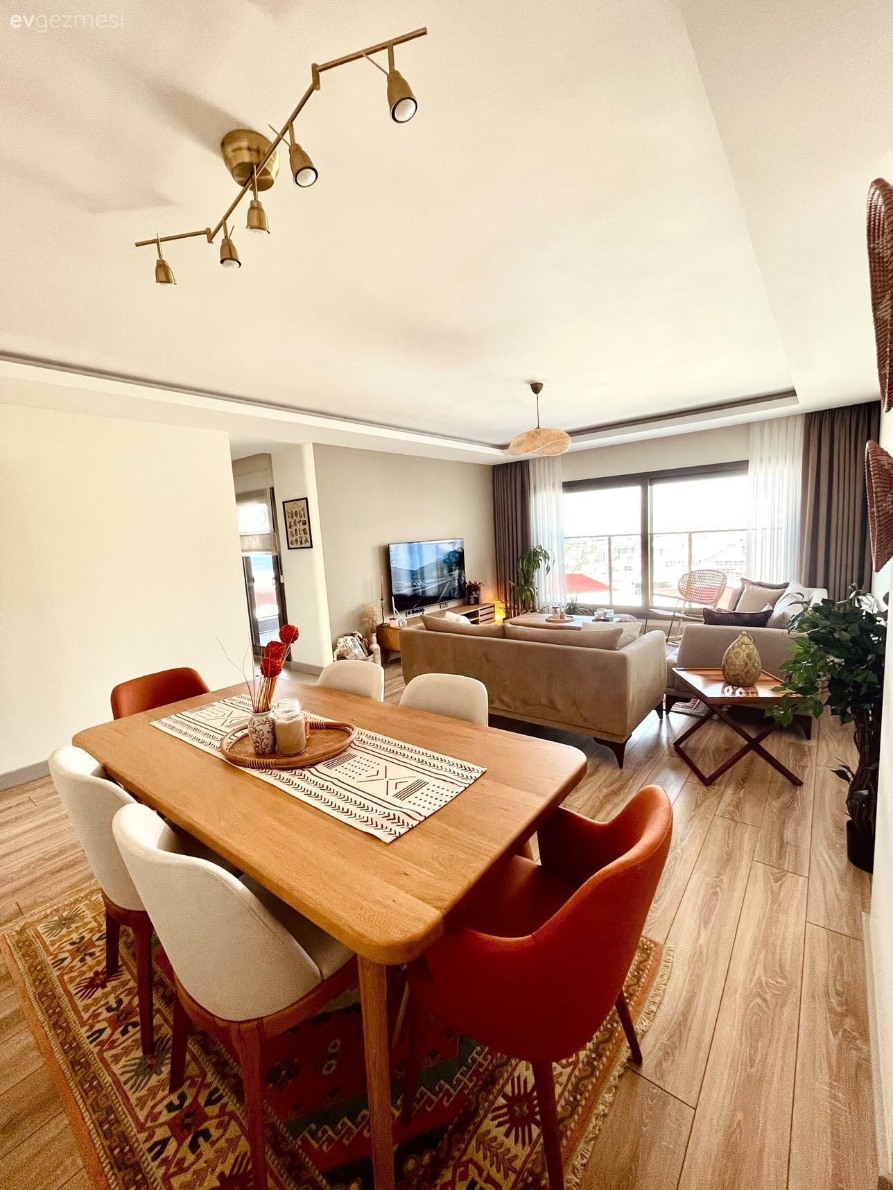 Salon, Modern, Bohem Dekorasyon, Bej, Gri, Turuncu, Beyaz, Krem, Hasır, Koltuk takımı, Ahşap Mobilya, Tv ünitesi, Tv ünitesi aksesuarları, Ev Aksesuar, Fon perde, Perde, Yan sehpa, Sehpa, Ahşap masa, Yemek masası, Sandalye, Parke, Avize, Aydınlatma