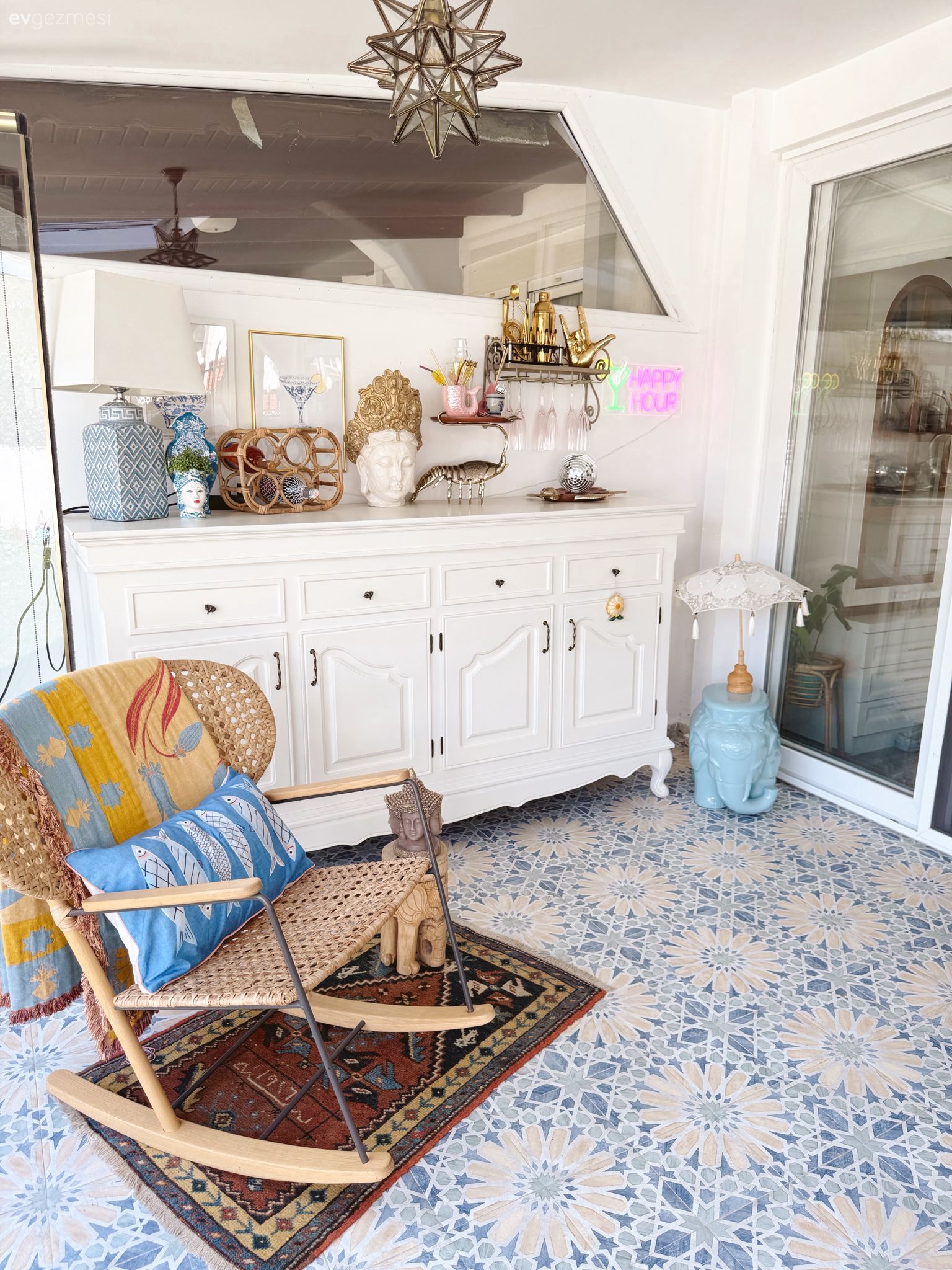 Kış bahçesi, Bahçe, Beyaz, Mavi, Zemin seramikleri, Rattan sandalye, Abajur, Aydınlatma