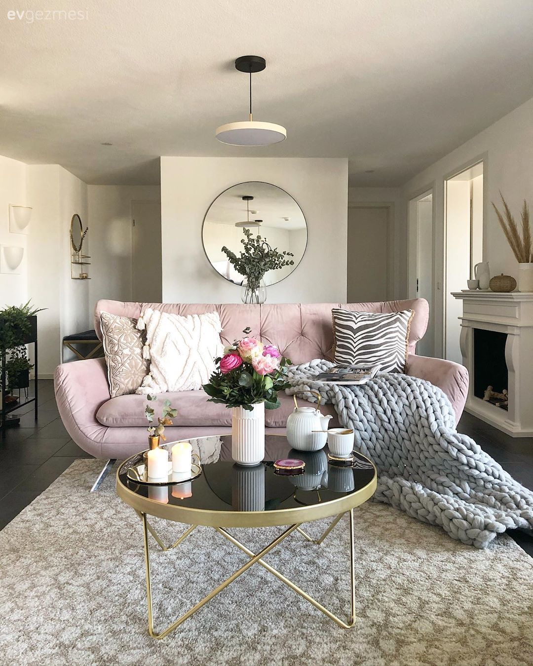 Salon, Modern, Pudra pembe, Bej, Krem, Siyah, Altın, Koltuk takımı, Orta sehpa, Sehpa, Sehpa üstü aksesuarı, Ev Aksesuar, Metal ayaklı sehpa, Yuvarlak sehpa, Yuvarlak ayna, Dekoratif ayna, Kırlent, Ev tekstili, Halı, Salon halısı