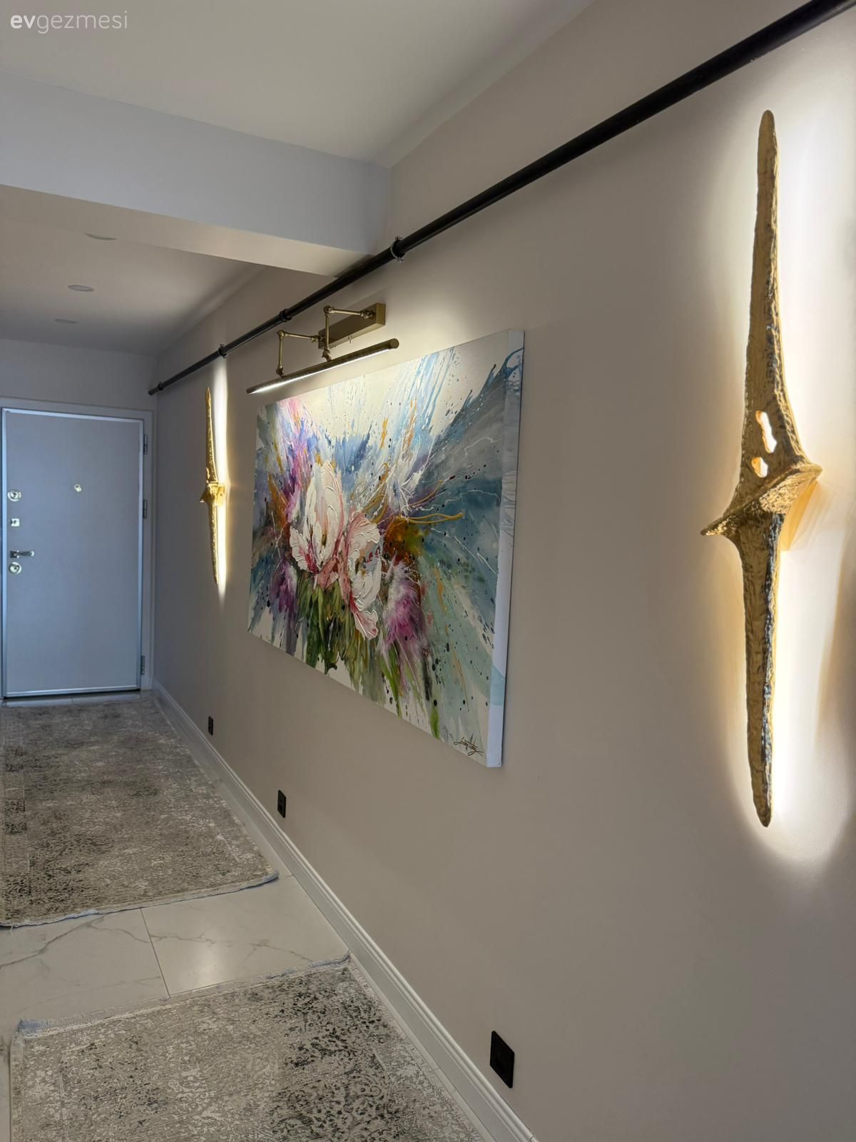 Penceresi Bol Bu Evde Sadelik ve Işıltıya Eşit Oranda Yer Var