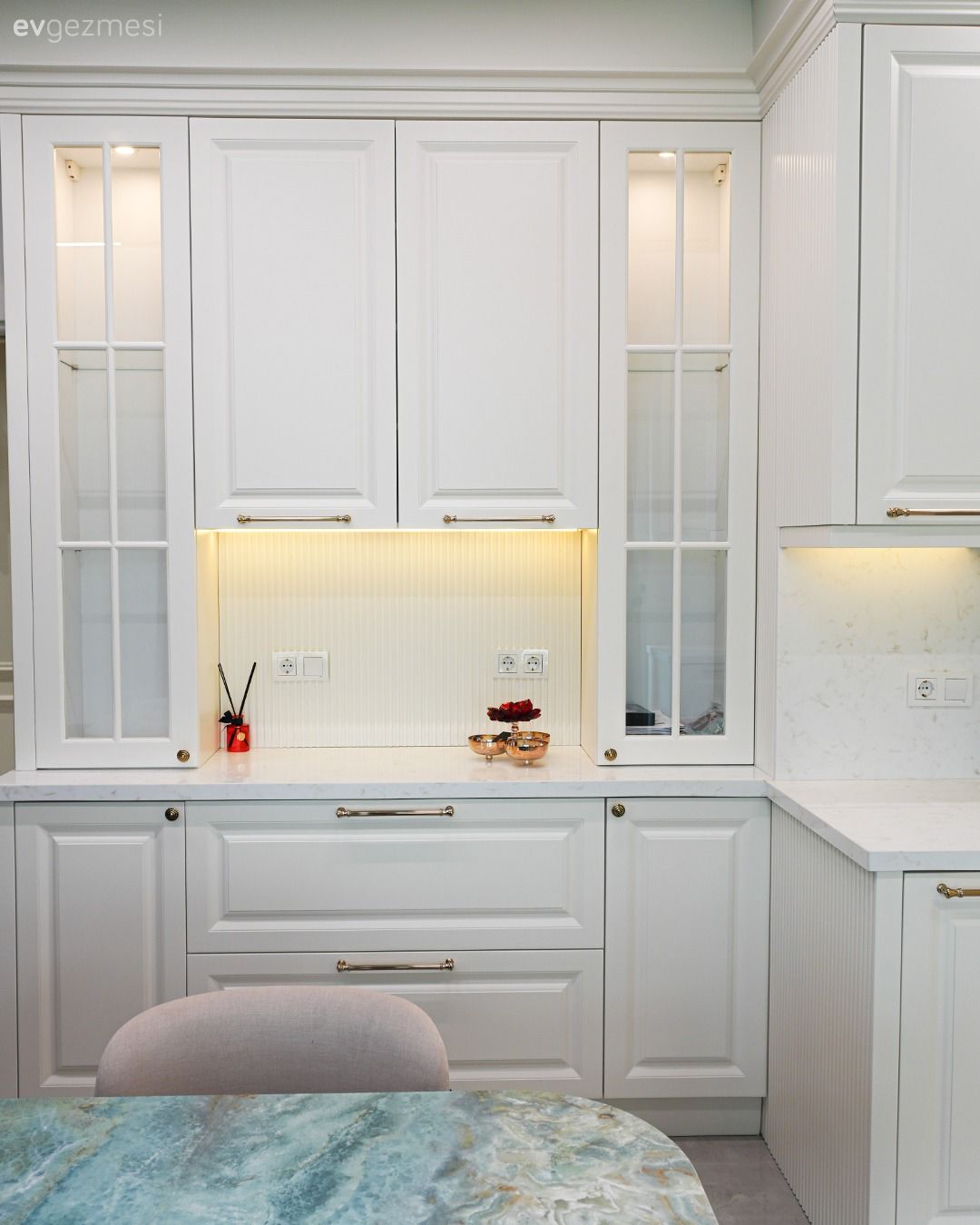 Mutfak, Beyaz, Beyaz mutfak, Shaker kapaklı dolaplar, Mutfak tezgahı, Mutfak tezgah arası, Cam kapaklı dolap, Mutfak sandalyesi, Mutfak masası, Mutfak aksesuarları