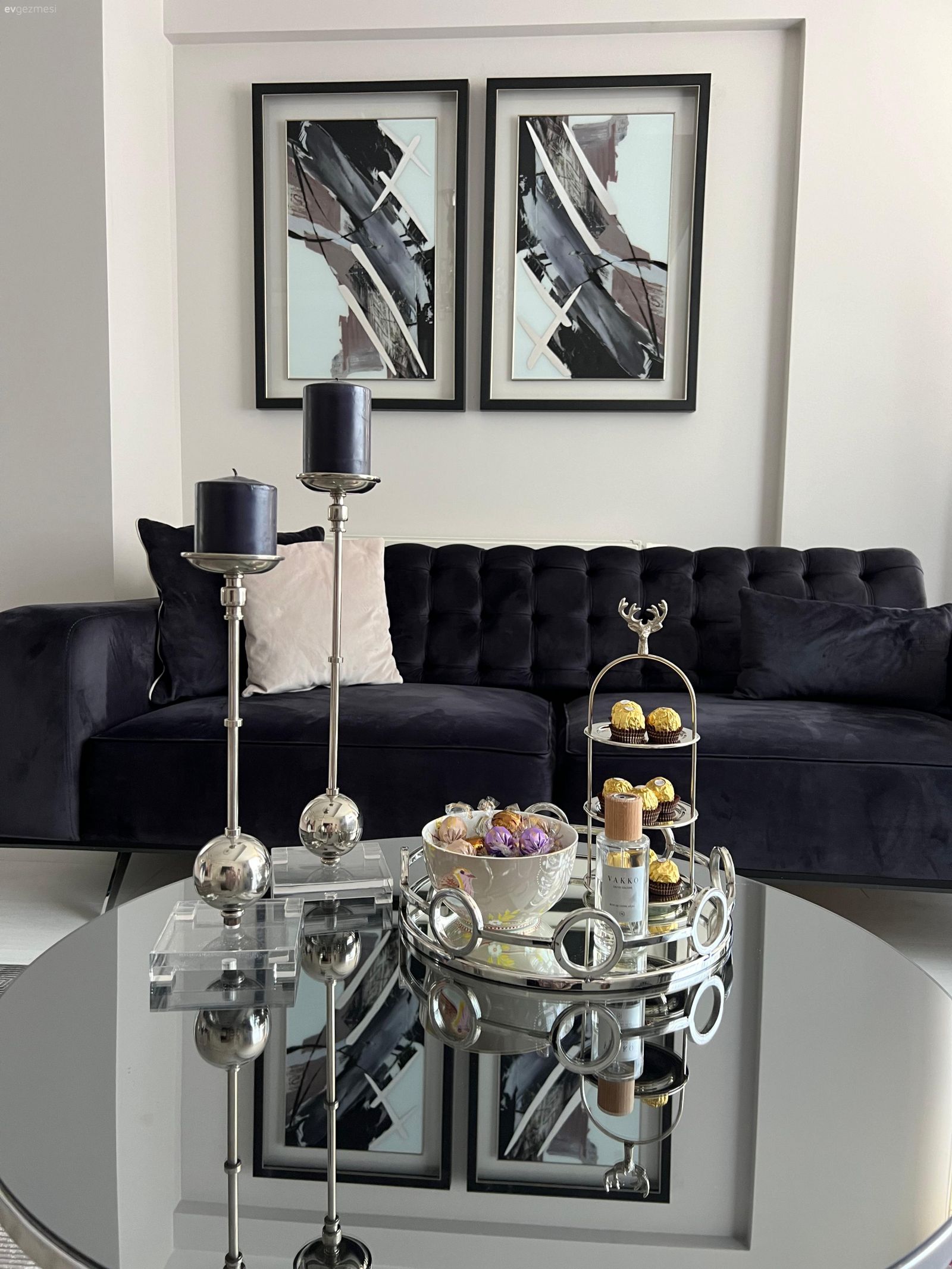 Bu İzmir Evinde Modern Stil Aynalar Eşliğinde Seviliyor!