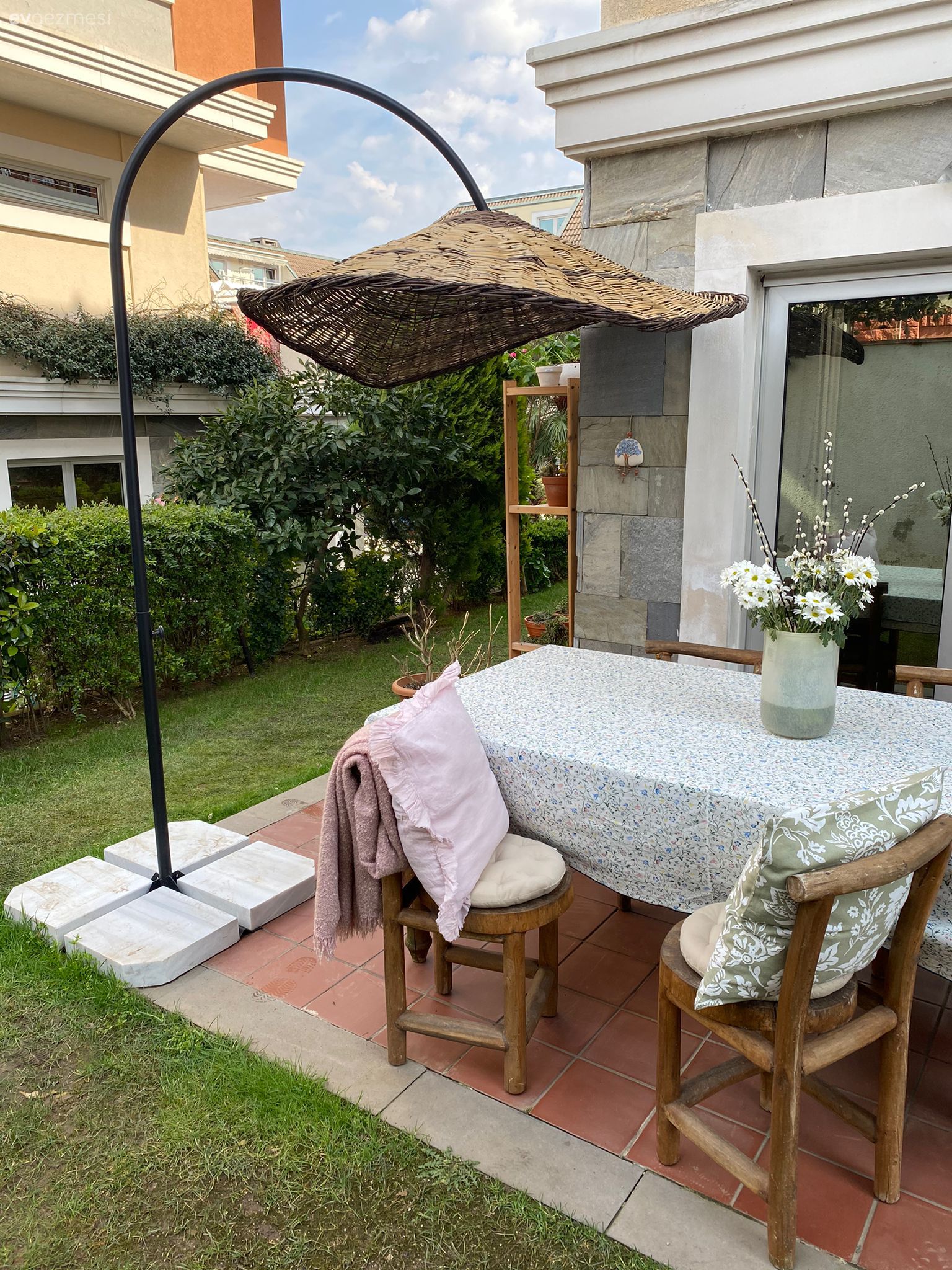 Bu Keyifli Bahçe Renkleri ve Çiçekleriyle Adeta Panayır Yeri