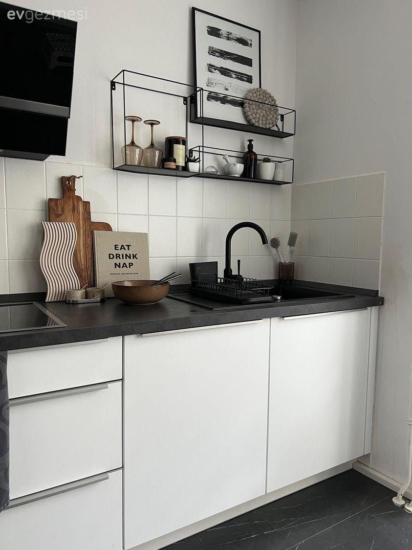Mutfak, Modern mutfak, Beyaz, Siyah tezgah, Mutfak tezgahı, Mutfak rafı, Dekoratif Objeler, Mutfak tezgah arası, Davlumbaz, Kulpsuz mutfak dolabı