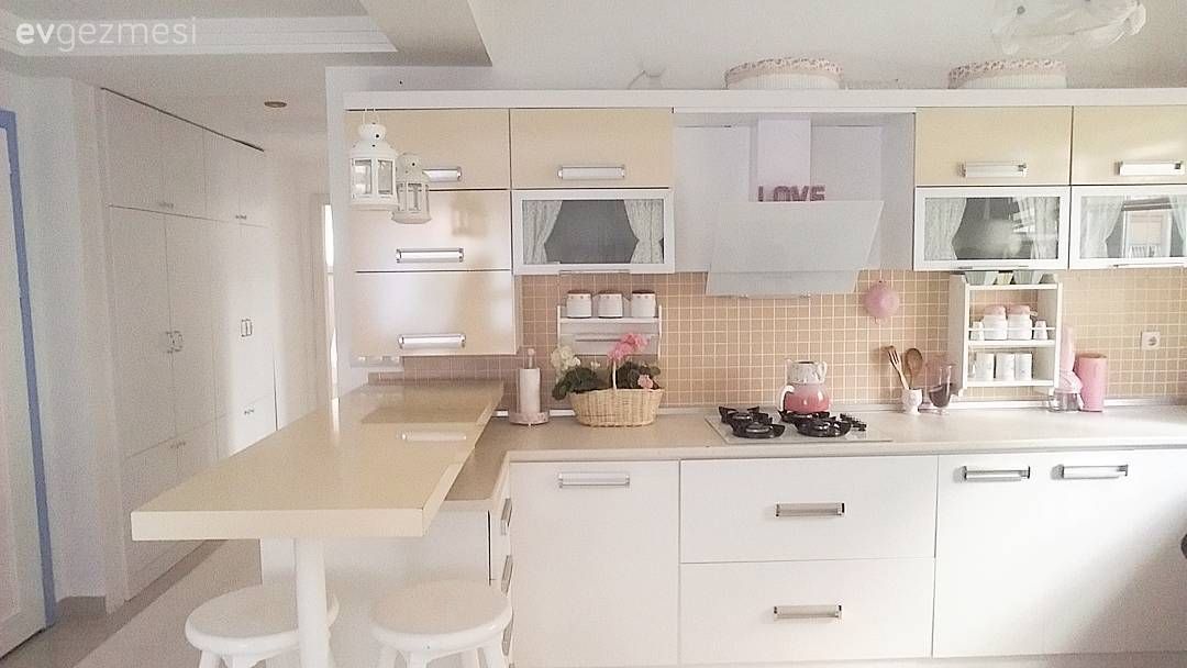 Mutfak, Amerikan Mutfak, Country mutfak, Beyaz, Krem, Mutfak tezgahı, Mutfak tezgah arası, Ev bitkisi, Çiçeklik, Çiçekler, Tabure, Davlumbaz