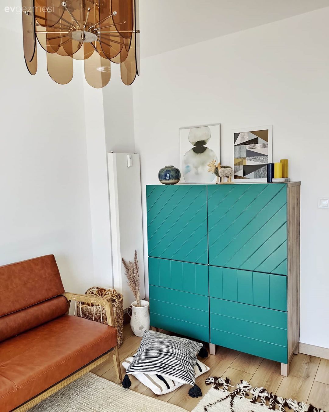 Kahverengi, Mavi, Avize, Aydınlatma, Dolap, Tablo, Duvar dekorasyonu, Kırlent, Ev tekstili, Deri koltuk, Beyaz, Geometrik desen, Desenler, Vazo, Ev Aksesuar