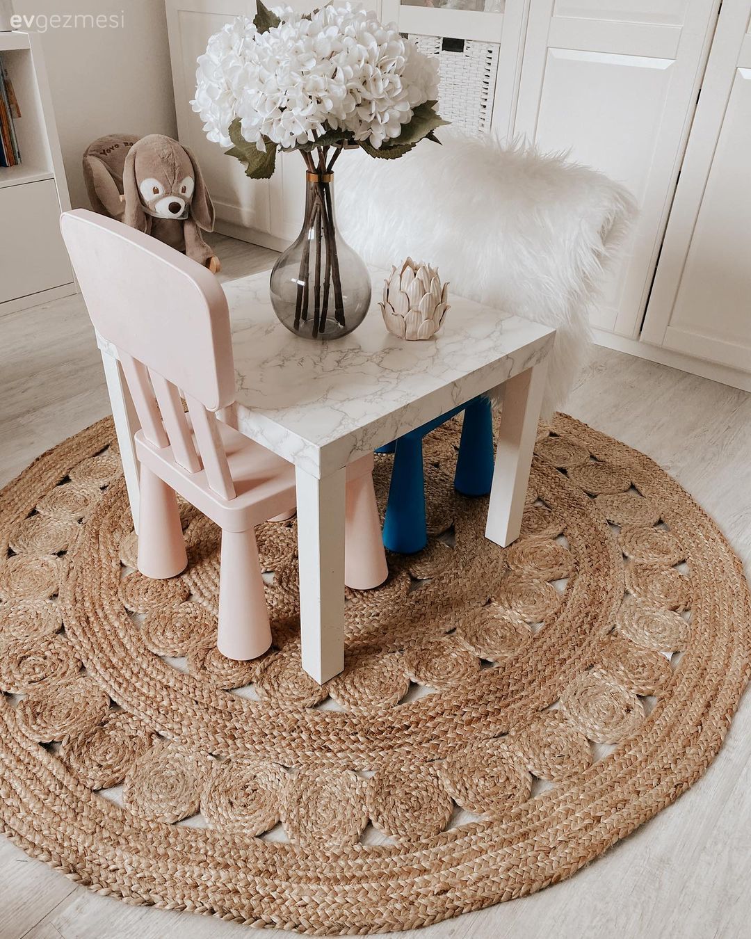 Çocuk odası çalışma masası, Beyaz, Pudra pembe, Jüt halı, Halı, Vazo, Ev Aksesuar, Çiçekler