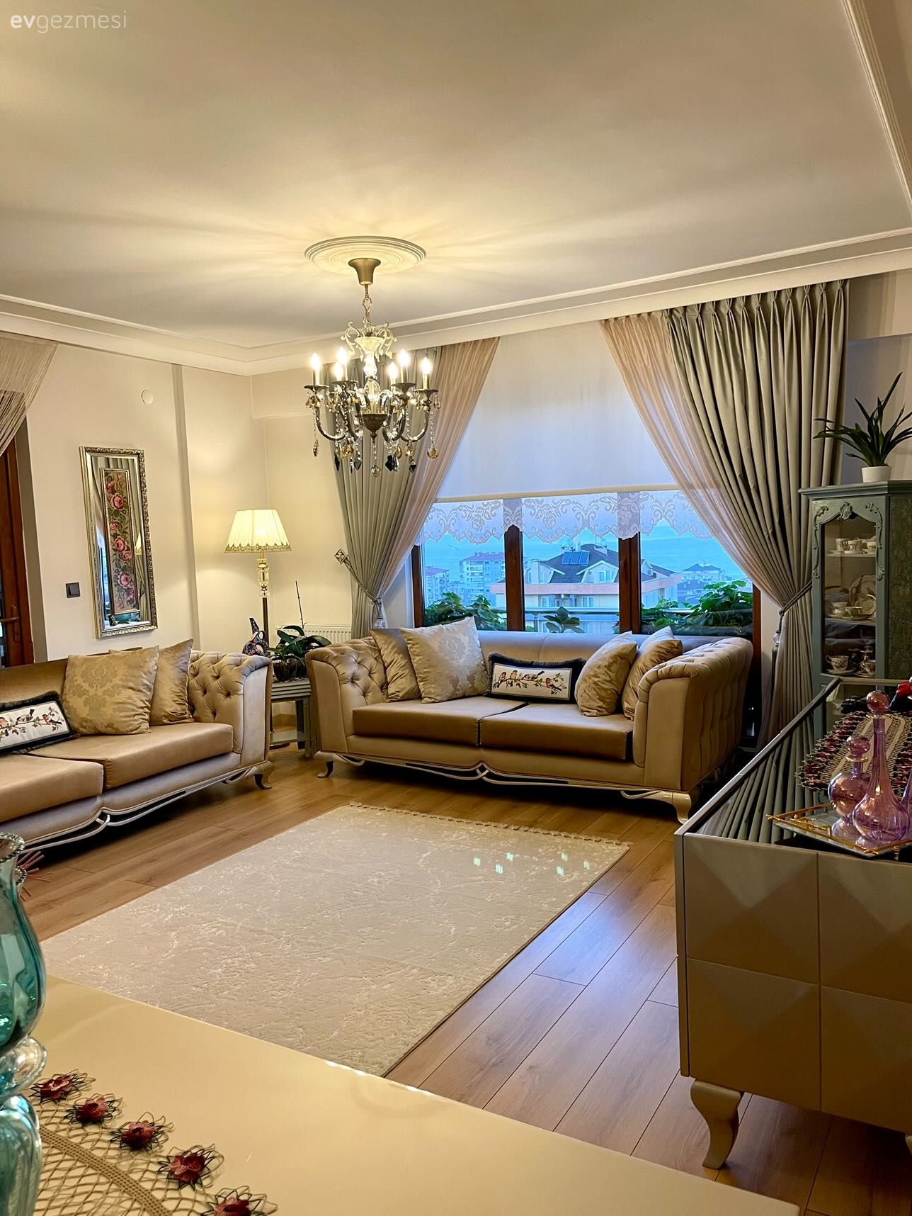 Salon, Klasik, Bej, Krem, Altın, Beyaz, Halı, Salon halısı, Koltuk takımı, Fon perde, Perde, Tül perde, Avize, Aydınlatma, Çerçeve, Konsol, Konsol üzeri dekoratif objeleri, Vitrin, Parke, Lambader, Ev bitkisi