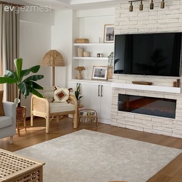 Salon, Beyaz, Hasır, Tv ünitesi, Tv ünitesi aksesuarları, Ev Aksesuar, Taş duvar, Duvar dekorasyonu, Berjer, Lambader, Aydınlatma, Halı, Salon halısı, Ev bitkisi, Fon perde, Perde, Tül perde, Dekoratif Objeler, Orta sehpa, Sehpa, Kitaplık