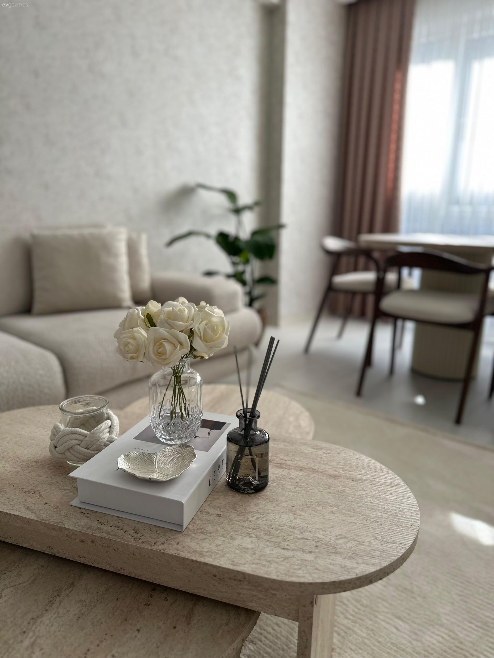 Salon, İskandinav, Krem, Bej, Beyaz, Siyah, Fon perde, Perde, Tül perde, Köşe koltuk, Koltuk takımı, Halı, Salon halısı, Orta sehpa, Sehpa, Yemek masası, Avize, Aydınlatma, Salon avizesi