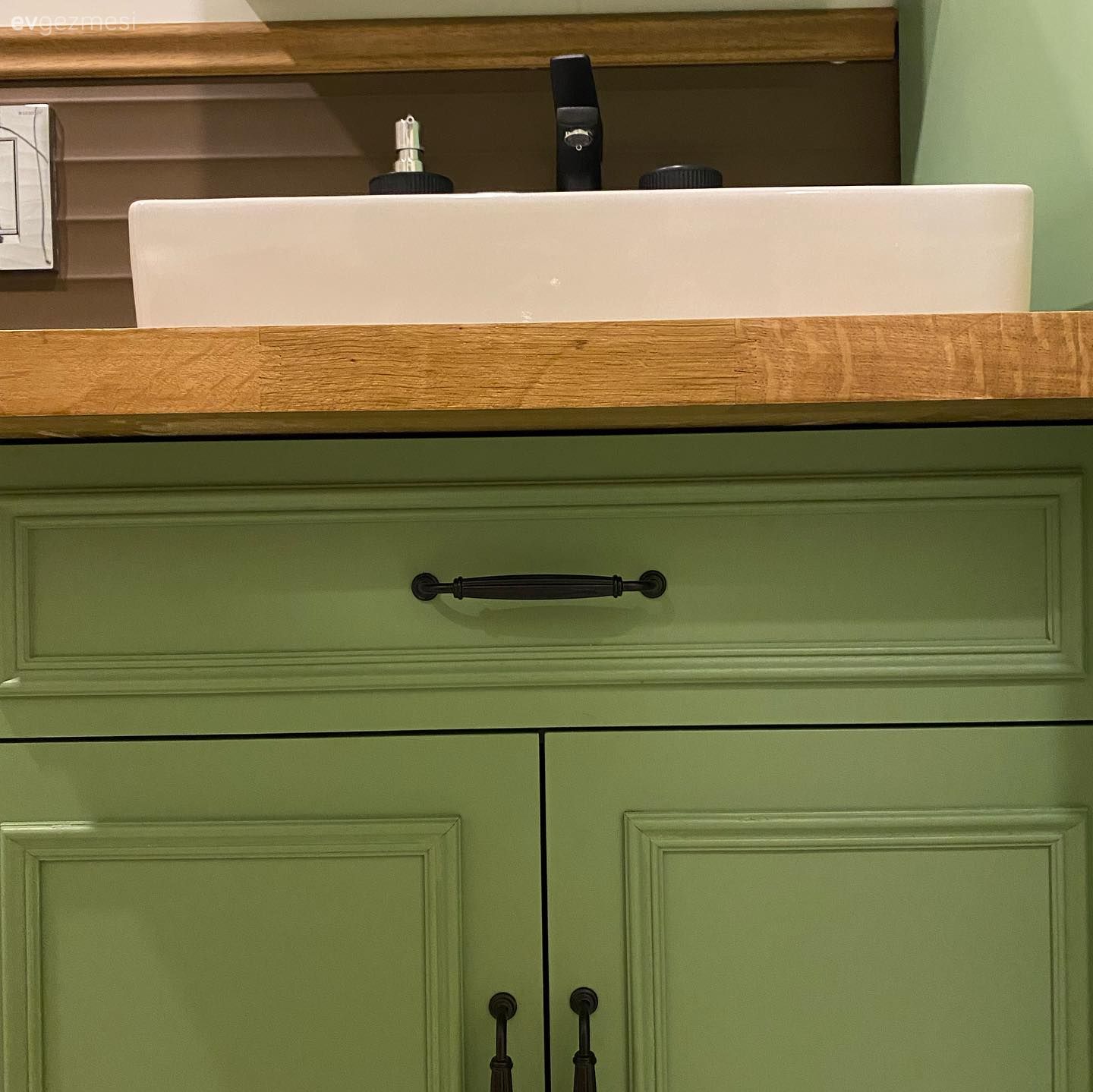 Yeşil, Beyaz, Kahverengi, Banyo dolabı, Banyo, Banyo lavabosu, Banyo aksesuarları