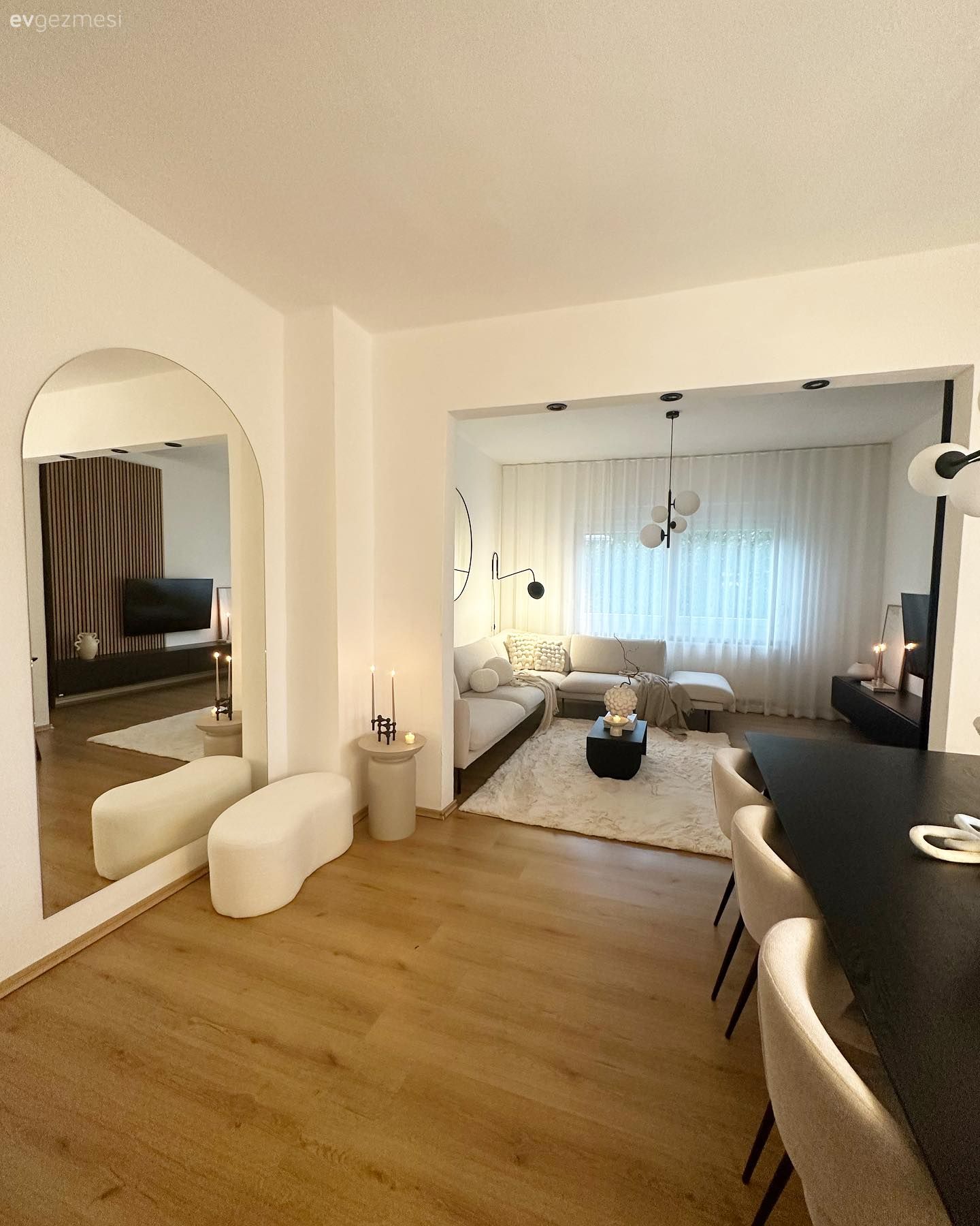 Salon, Beyaz, Siyah, Boy aynası, Ayna, Sandalye, Yemek masası, Parke, Halı, Salon halısı, Köşe koltuk, Koltuk takımı, Orta sehpa, Sehpa, Salon avizesi, Tül perde, Perde