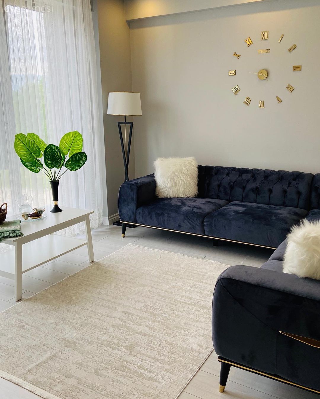 Oturma Odası, Beyaz, Füme, Krem, Tül perde, Perde, Krem duvar, Metal duvar aksesuarı, Ev Aksesuar, Kırlent, Ev tekstili, Yan sehpa, Sehpa, Halı, Lambader, Aydınlatma