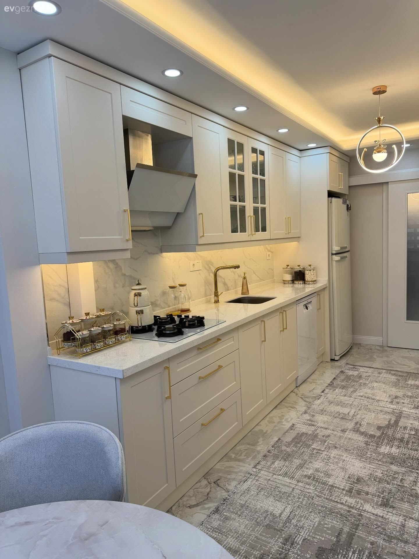 Koridor Tipi Bu Mutfakta Dar Alanları Ferahlatan Çözümler Uygulanmış