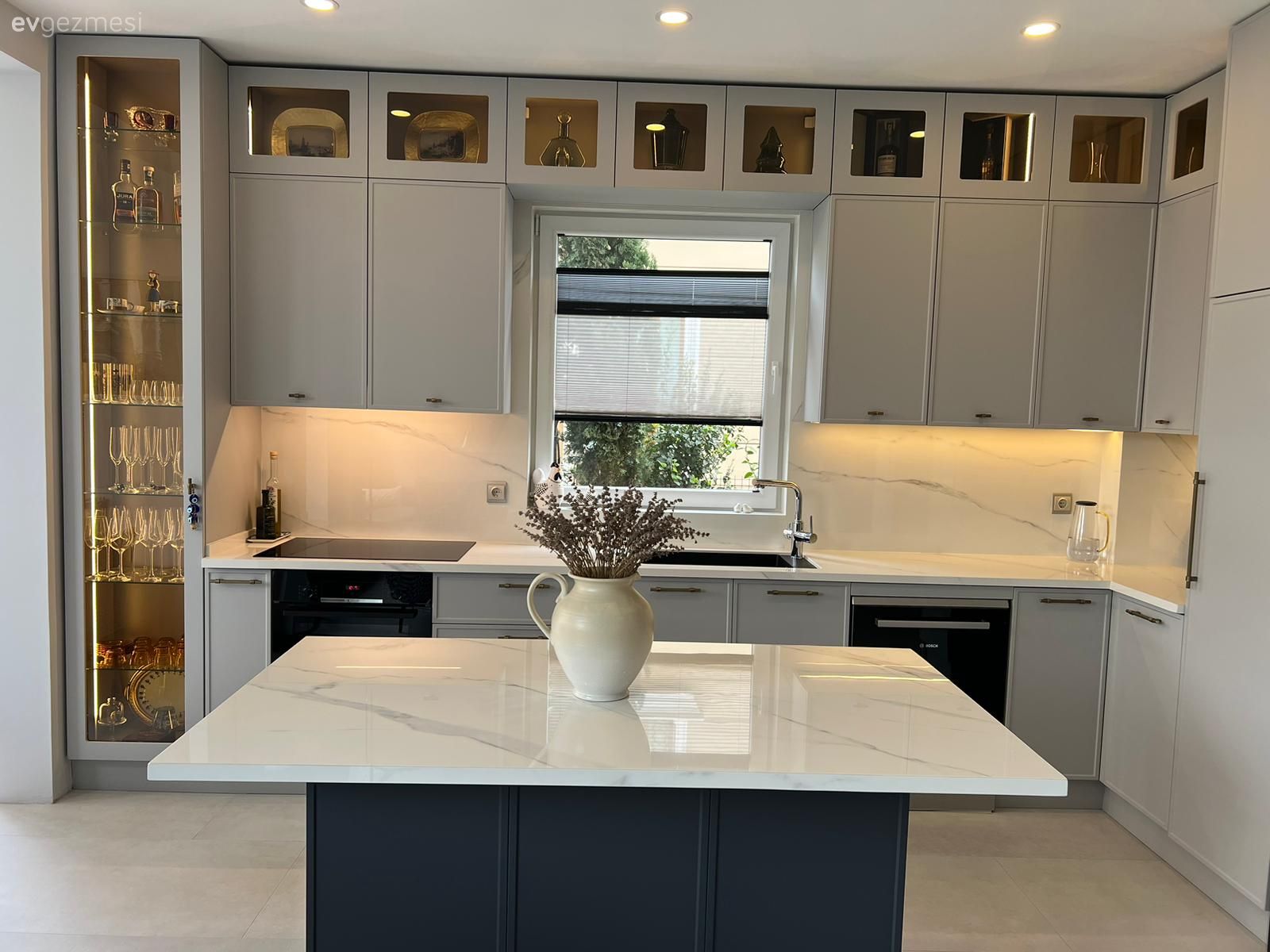 Bu Mutfakta Bronz Cam Kapaklar Modern Tarzın Nostaljik Yorumu!