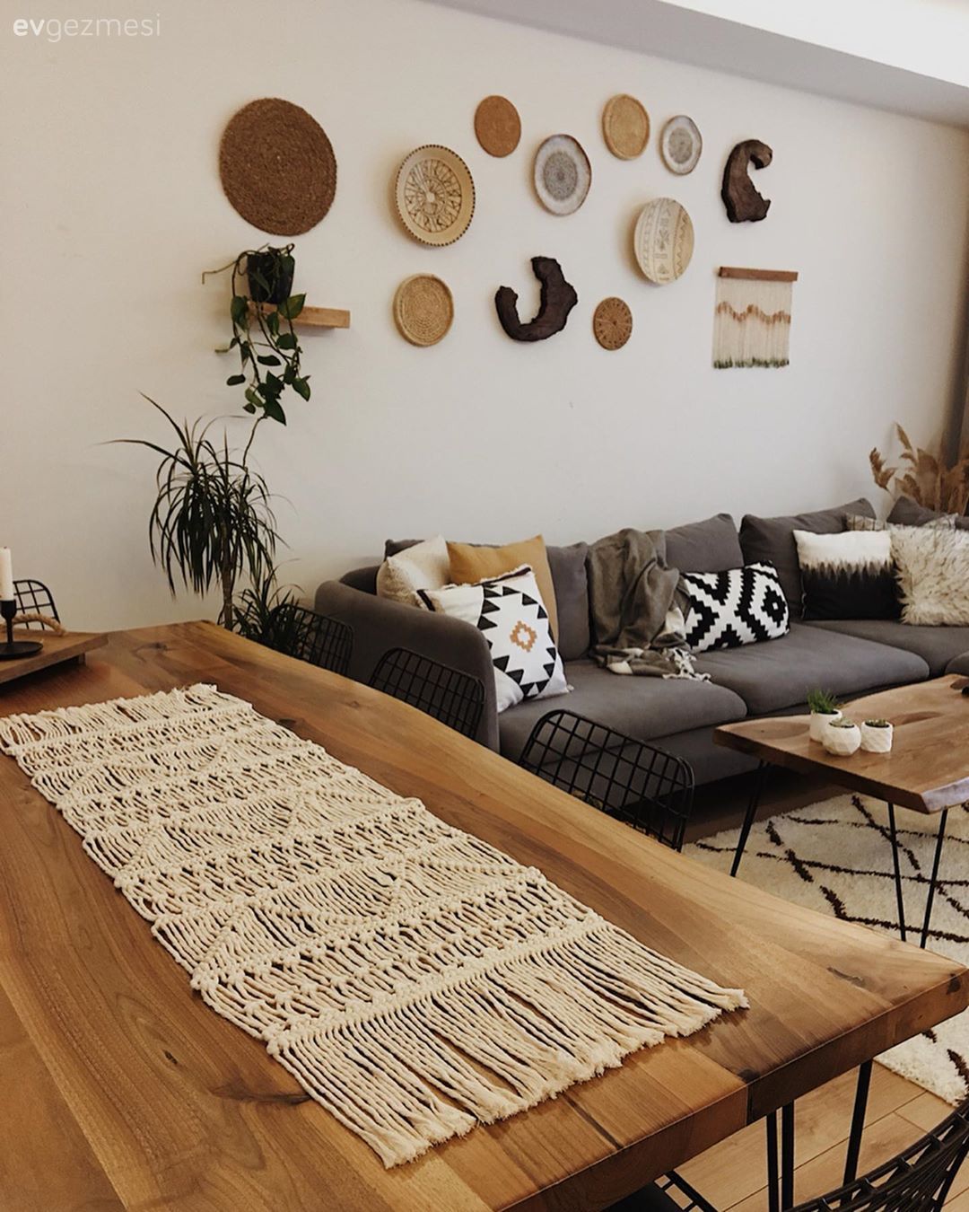 Salon, Gri, Beyaz, Siyah, Köşe koltuk, Koltuk takımı, Uzanma koltuklu köşe, Geometrik desen, Desenler, Modern, Makrome, Duvar dekorasyonu, Duvar panosu, Kırlent, Ev tekstili, Ahşap Mobilya, Metal ayaklı sehpa, Sehpa, Halı, Salon halısı, Hasır sepet, Sepet saksı, Ev bitkisi, Yemek masası, Ahşap masa, Metal sandalye, Sandalye, Runner