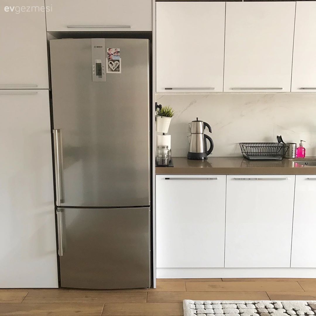 Beyaz, Mutfak, Beyaz mutfak, Parke, Mutfak tezgahı, Mutfak tezgah arası, Tezgah arası seramik, Mutfak halısı