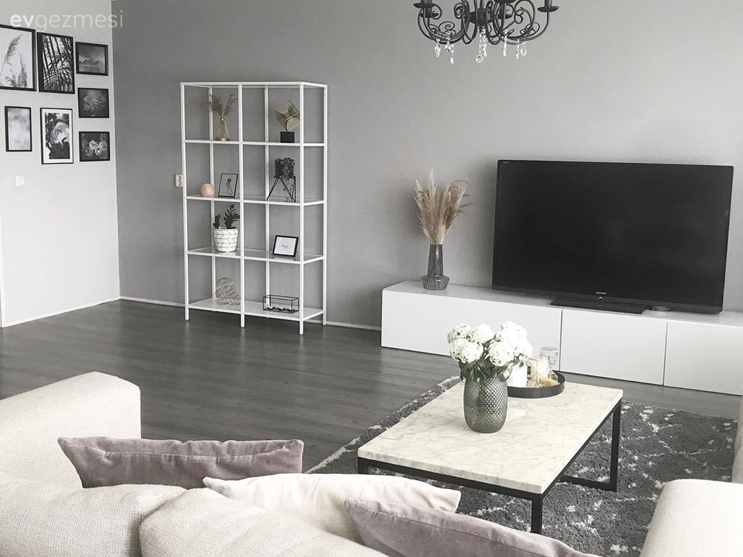 Salon, Modern, Beyaz, Siyah, Krem, Koltuk takımı, Tv ünitesi, Sehpa, Orta sehpa, Metal ayaklı sehpa, Avize, Aydınlatma, Salon avizesi, Halı, Salon halısı, Kırlent, Ev tekstili, Tv ünitesi aksesuarları, Ev Aksesuar, Çerçeve, Duvar dekorasyonu, Vazo, Metal ve ahşap dolap, Dekoratif Objeler