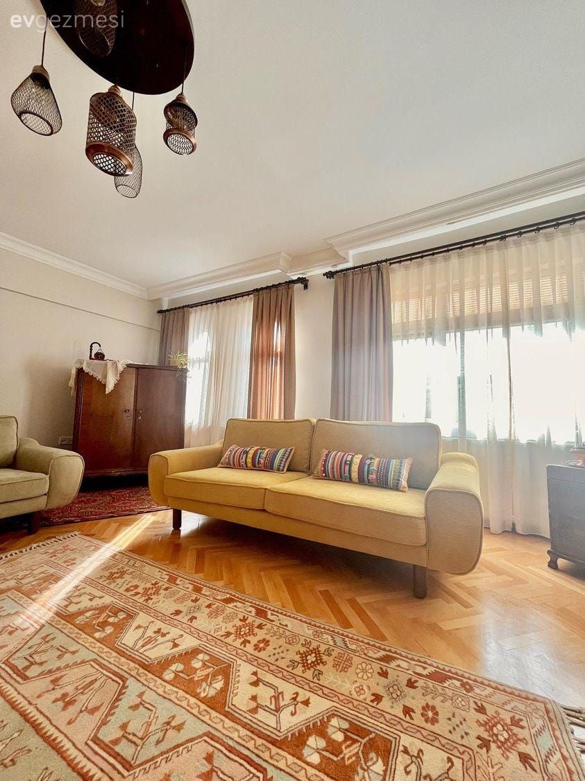 Salon, Bohem Dekorasyon, Hardal, Ahşap Mobilya, Fon perde, Perde, Tül perde, Koltuk takımı, Kırlent, Ev tekstili, Halı, Salon halısı, Avize, Aydınlatma, Salon avizesi