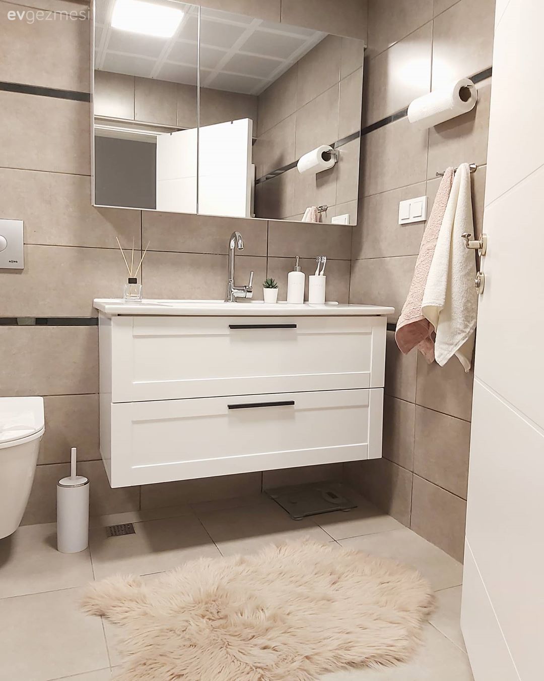 Banyo, Beyaz, Krem, Bej, Banyo dolabı, Tezgah üstü lavabo, Banyo lavabosu, Ayna kapaklı dolap, Ayna, Banyo takımı, Banyo paspası, Banyo seramikleri, Havluluk, Banyo aksesuarları, Beyaz kapı, Kapı , Tavan paneli, Banyo aydınlatması