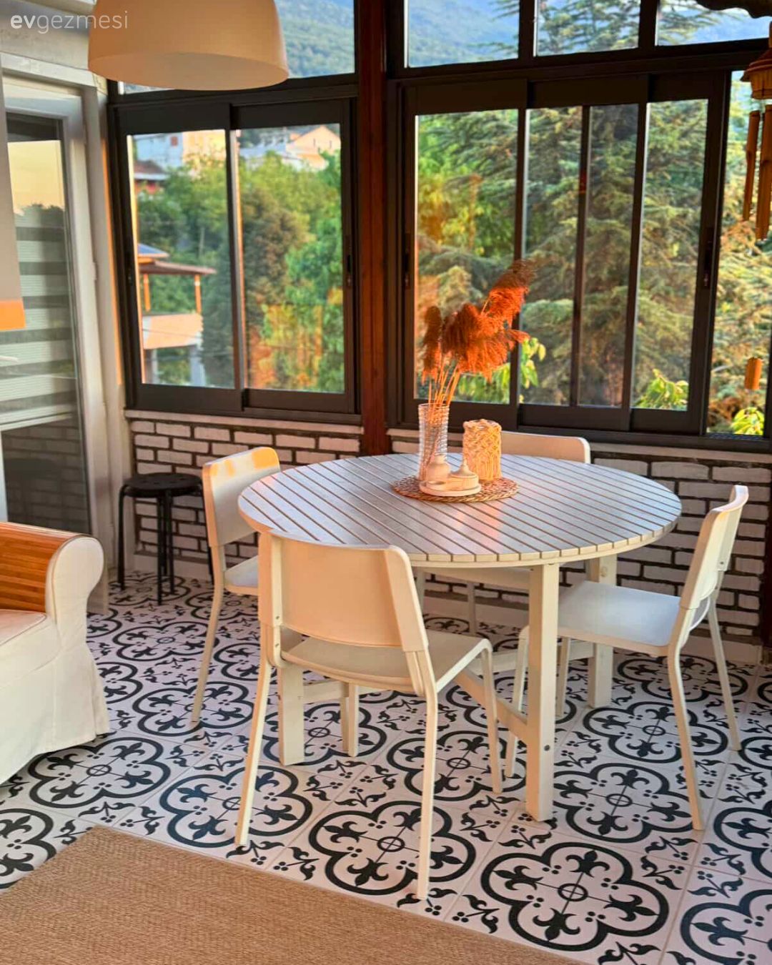 Kış bahçesi, Bahçe, Zemin seramikleri, Desenler, Balkon masası, Balkon oturma grubu, Balkon, Sandalye, Tavan dekorasyon, Ahşap ev, Siyah- Beyaz