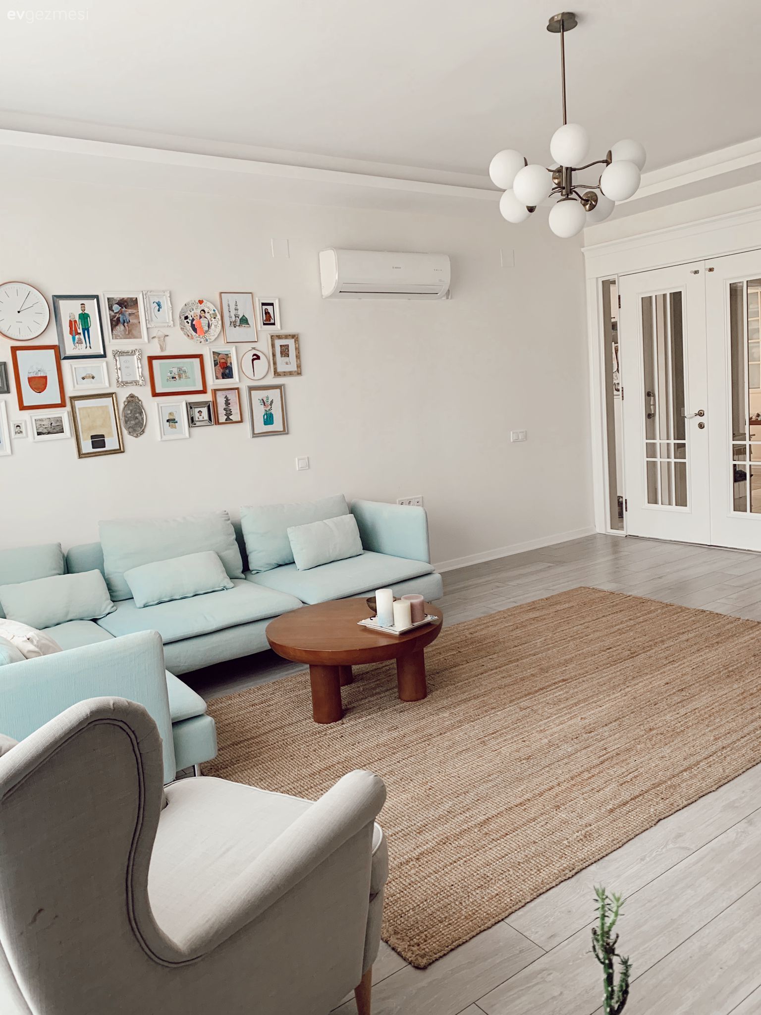 Salon, Bohem Dekorasyon, Köşe koltuk, Koltuk takımı, Mint yeşil, Bej, Kahverengi, Ahşap Mobilya, Jüt halı, Halı, Avize, Aydınlatma, Salon avizesi, Tül perde, Perde, Çerçeve, Galeri duvarı, Duvar dekorasyonu, Orta sehpa, Sehpa, Salon halısı, Beyaz