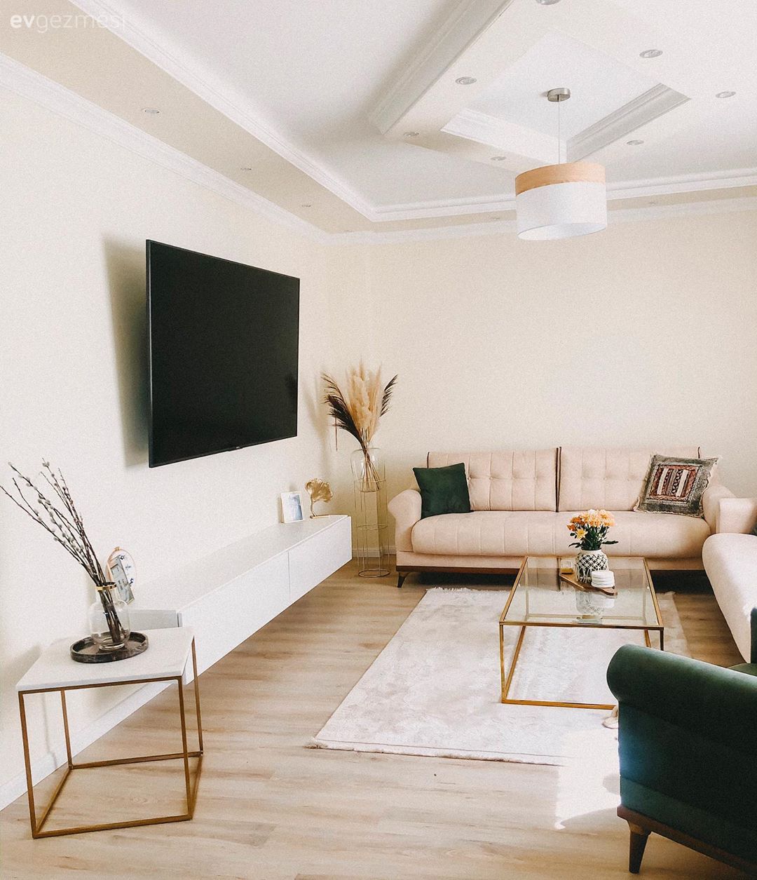 Salon, Krem, Yeşil, Altın, Beyaz, Modern, Kırlent, Ev tekstili, Halı, Salon halısı, Orta sehpa, Sehpa, Vazo, Ev Aksesuar, Tavan dekorasyon