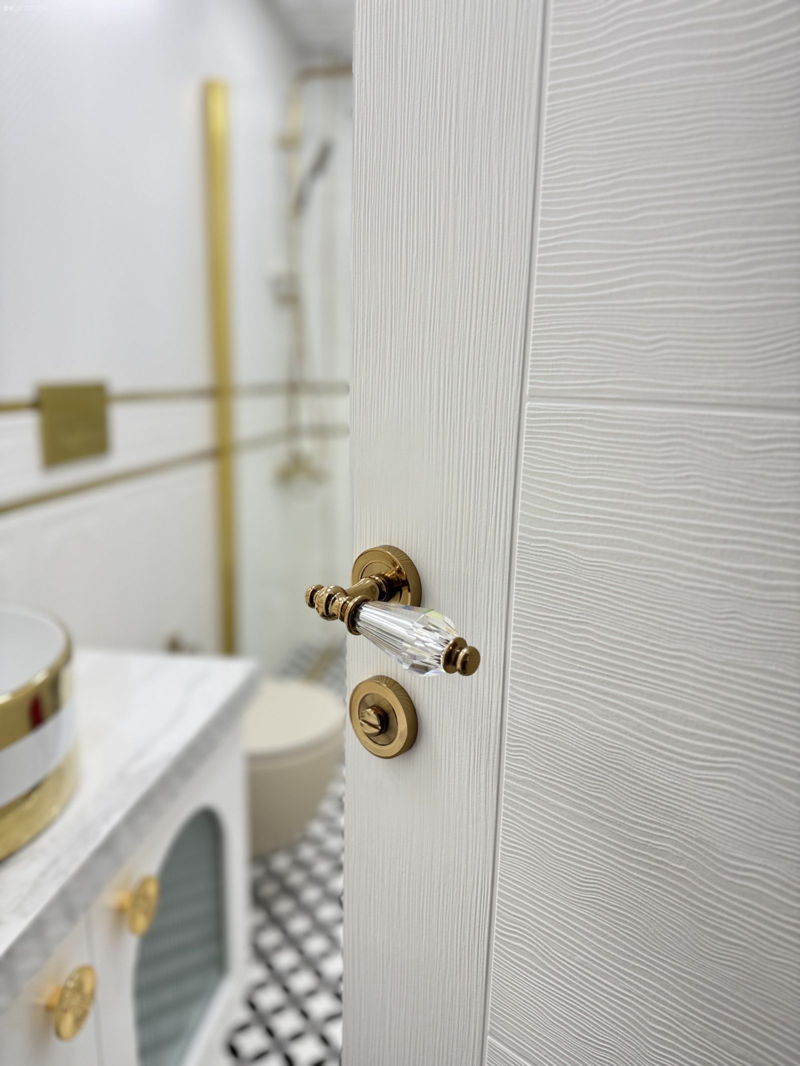 Bu Evdeki Misafir Banyosu Pek Bir Gösterişli