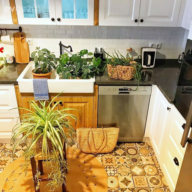 Mutfak, Rustik mutfak, Beyaz, Kahverengi, Ahşap Mobilya, Siyah tezgah, Mutfak tezgahı, Tezgah arası seramik, Mutfak tezgah arası, Shaker kapaklı dolaplar, Mutfak zemin seramikleri, Jüt halı, Halı, Mutfak aksesuarları