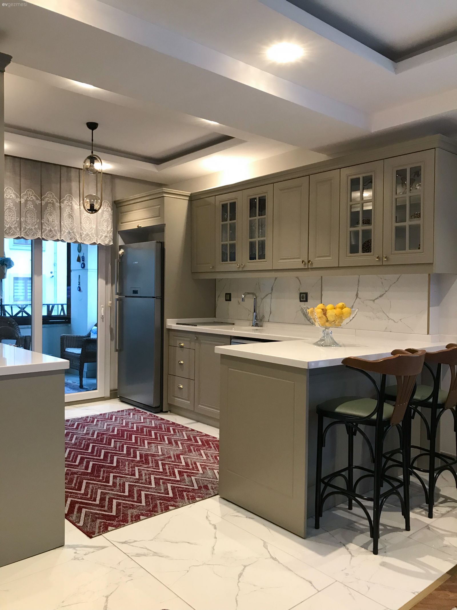 Mutfak, Gri mutfak, Gri, Siyah, Beyaz, Mutfak yarım adası, Mutfak perdesi, Mutfak halısı, Mutfak tezgahı, Mutfak tezgah arası, Tezgah arası seramik, Sandalye, Bar masa & sandalyeleri, Mutfak Avize Modelleri, Tavan dekorasyon, Bordo