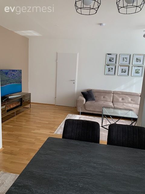 Salon, Krem, Çerçeve, Halı, Salon halısı, Orta sehpa, Sehpa, Sandalye, Yemek masası, Parke, Tv ünitesi, Tv ünitesi aksesuarları, Ev Aksesuar