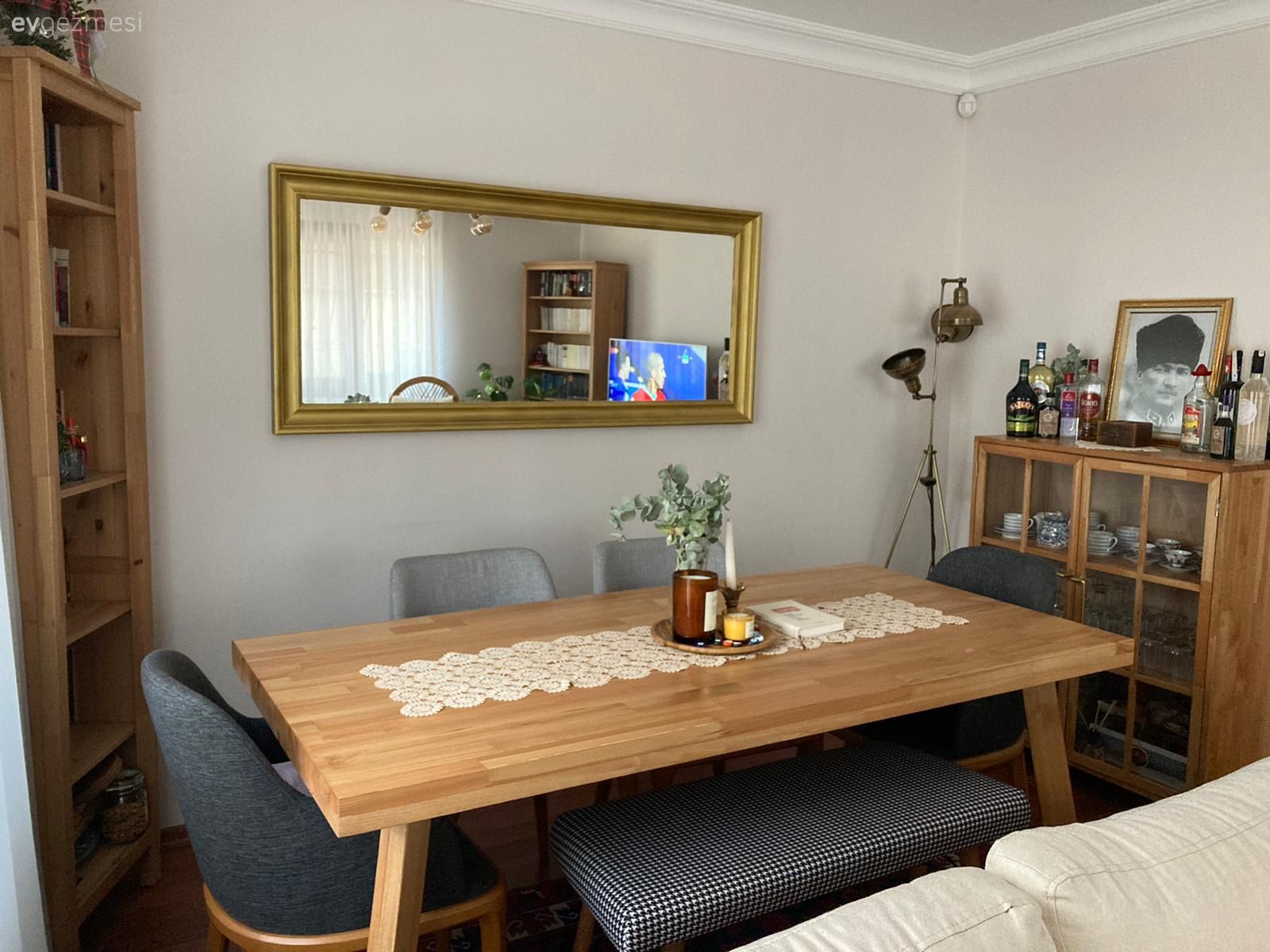 Yemek Odası, Eklektik, Gri, Siyah, Rustik, Kırmızı, El dokuma halı, Halı, Ayna, Kitaplık, Ahşap Mobilya, Ahşap masa, Konsol, Konsol üzeri dekoratif objeleri