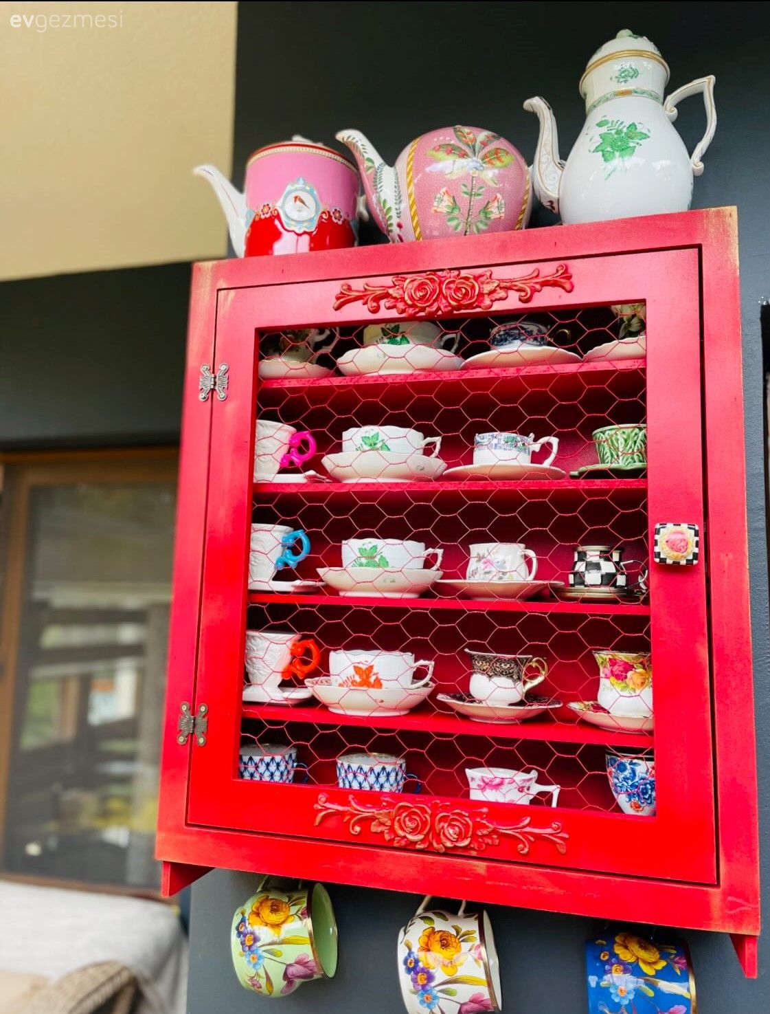 Bu Kış Bahçesi Kırmızının Enerjisini Otantik Parçalara Aktarmış!