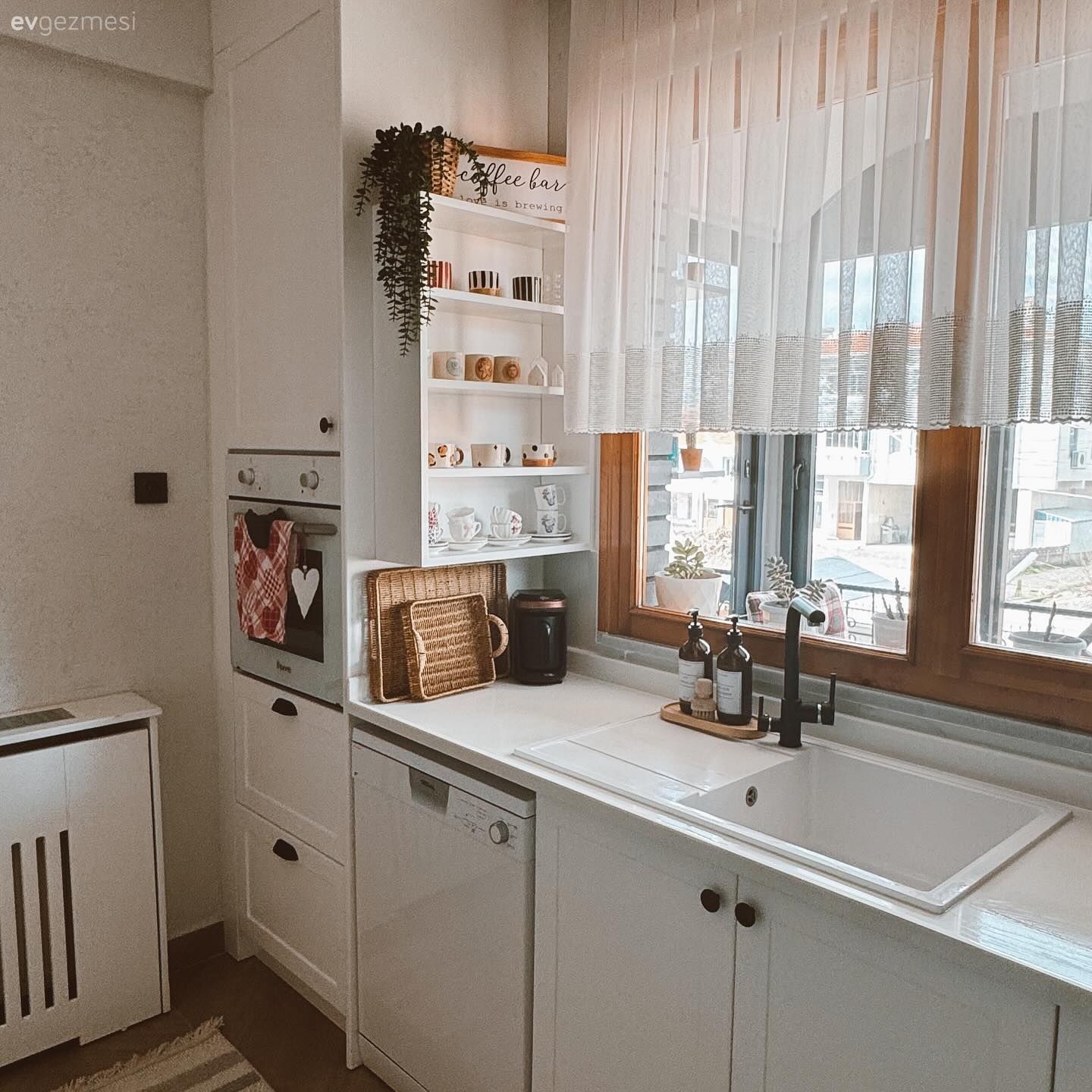 Mutfak, Beyaz mutfak, Shaker kapaklı dolaplar, Mutfak tezgahı, Mutfak tezgah arası, Eviye , Mutfak bataryası, Mutfak perdesi, Mutfak aksesuarları